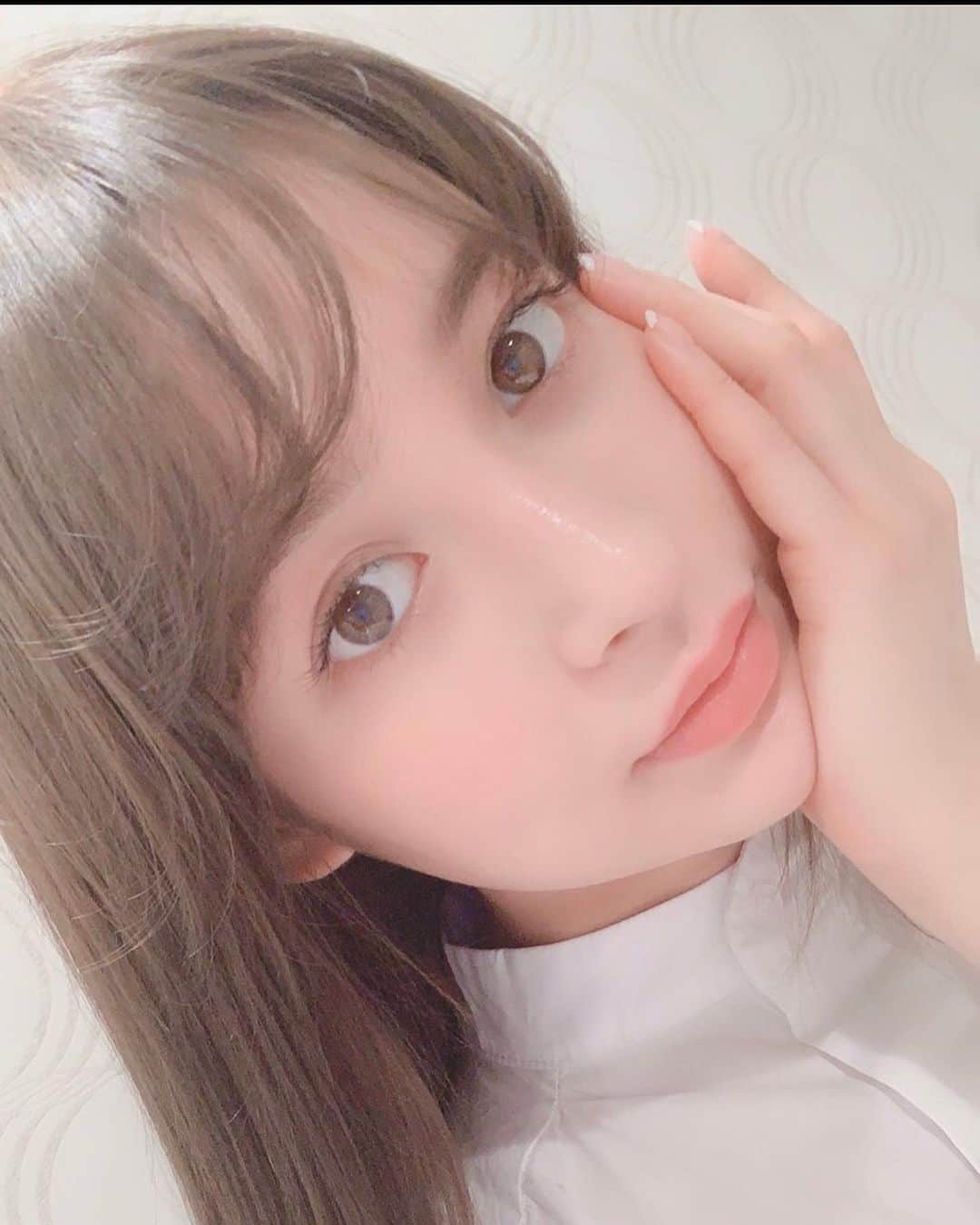 野崎萌香さんのインスタグラム写真 - (野崎萌香Instagram)「この春リブランド をした　@ettusaisjp の 5月14に発売される SUMMER COLLECTION を使ってメイクしてみました👁💋 . . . 🏷エテュセ　アイエディション (マスカラベース) アクティブスタイル 🏷エテュセ　リップエディション (グロス)アクティブスタイル　03 🏷エテュセ　フェイスエディション フォーベリーオイリースキン  今回のメイクで使ったものたちです☺︎✨ . . .  今回の新エテュセで1番お気に入りなのは SPF35・PA+++のリップグロスです。  乾燥も気になるし 紫外線も気になる人に おすすめの一品です💋💖 #新エテュセ #ブナンな色じゃもったいない #pr」5月13日 15時30分 - moeka_nozaki