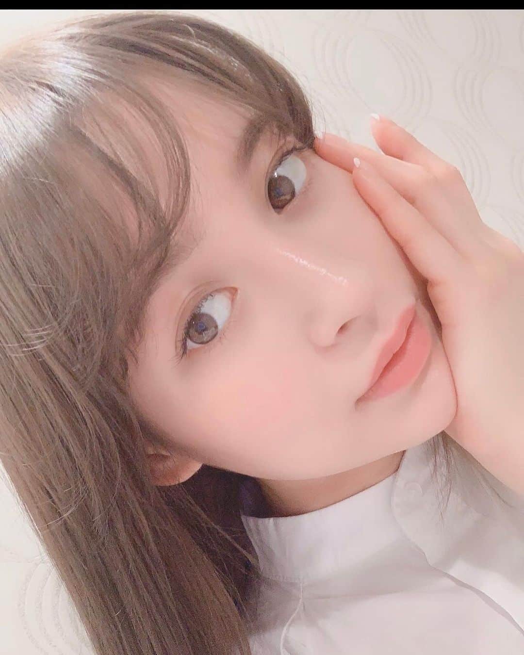野崎萌香さんのインスタグラム写真 - (野崎萌香Instagram)「この春リブランド をした　@ettusaisjp の 5月14に発売される SUMMER COLLECTION を使ってメイクしてみました👁💋 . . . 🏷エテュセ　アイエディション (マスカラベース) アクティブスタイル 🏷エテュセ　リップエディション (グロス)アクティブスタイル　03 🏷エテュセ　フェイスエディション フォーベリーオイリースキン  今回のメイクで使ったものたちです☺︎✨ . . .  今回の新エテュセで1番お気に入りなのは SPF35・PA+++のリップグロスです。  乾燥も気になるし 紫外線も気になる人に おすすめの一品です💋💖 #新エテュセ #ブナンな色じゃもったいない #pr」5月13日 15時30分 - moeka_nozaki