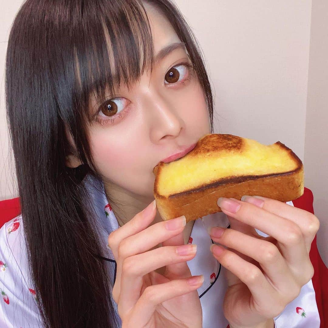 藤田いろはのインスタグラム：「朝ごはん、何派？﻿ ﻿ ﻿ ﻿ ‪#藤田いろは#グラビア#gravure #japanesegirl #レースクイーン#tokyo  #l4l #aziangirl  #ビジョビ #模特 #뷰티스타그램 #셀카 #パン好き　#黒髪ロング #おうち時間　#朝ごはん」
