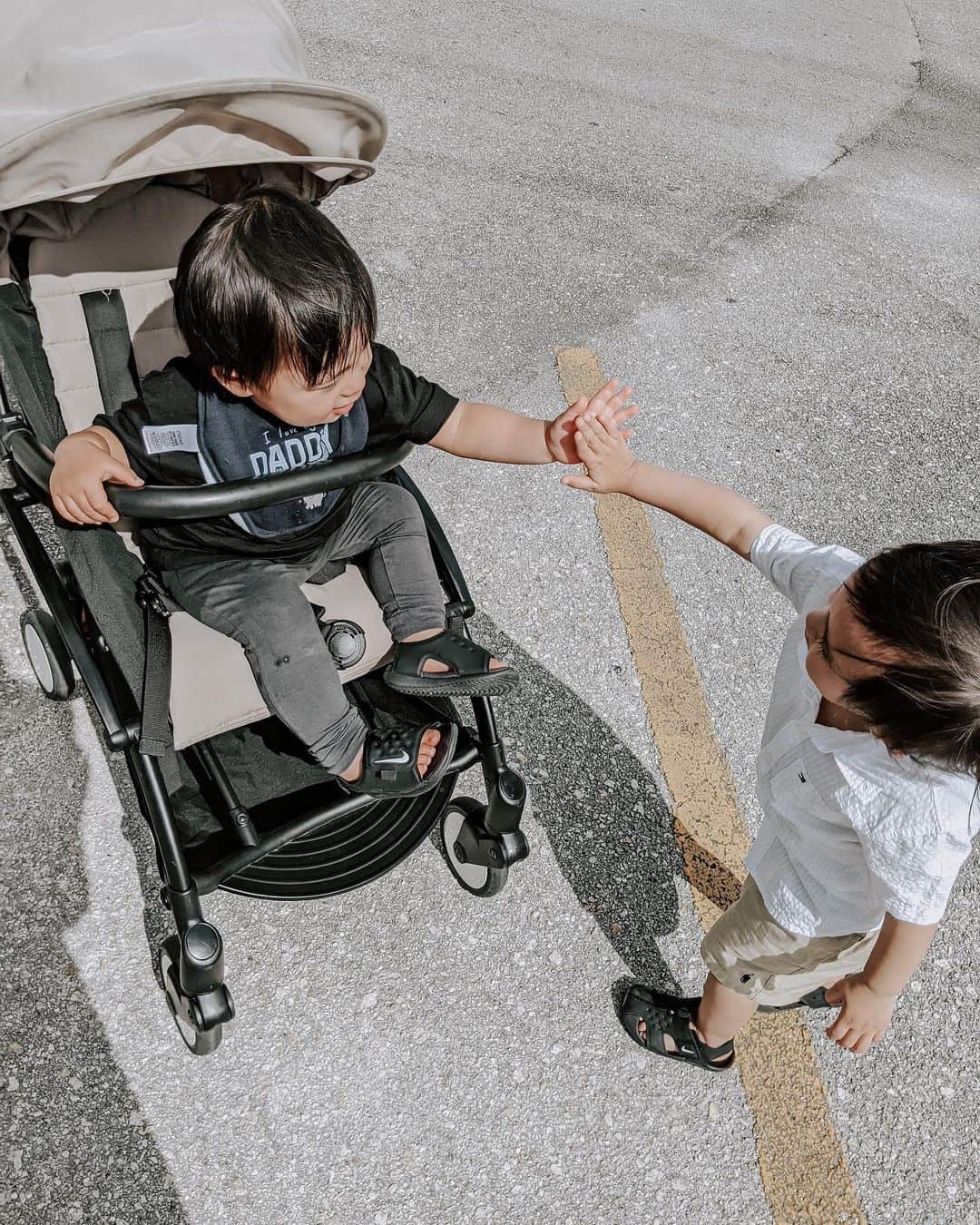 yeNahのインスタグラム：「𝙨𝙬𝙞𝙥𝙚してね🤍﻿ ﻿ 👋🏽👋🏽💚#ダチ ﻿ ﻿ ﻿ 🧚🏼‍♀️edited with @haneypresets」