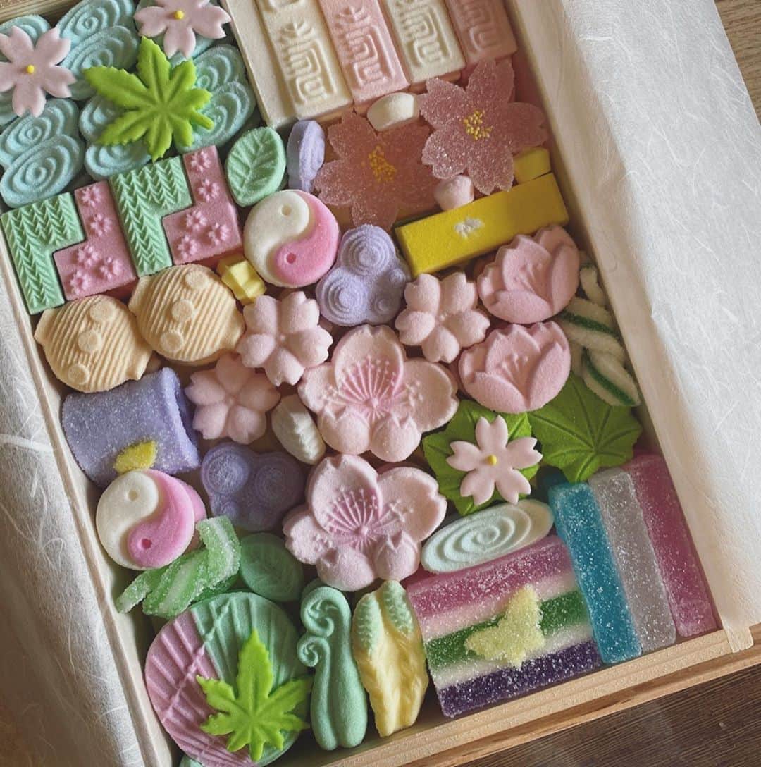 畑野ひろ子のインスタグラム：「お友達から京都の鍵善良房さんのお菓子が届き、美しさに感動！😍 調べてみたら、くずきりもとても有名なお店みたいで、京都行ける時が来たら食べてみたいなぁ。。。 #鍵善良房」