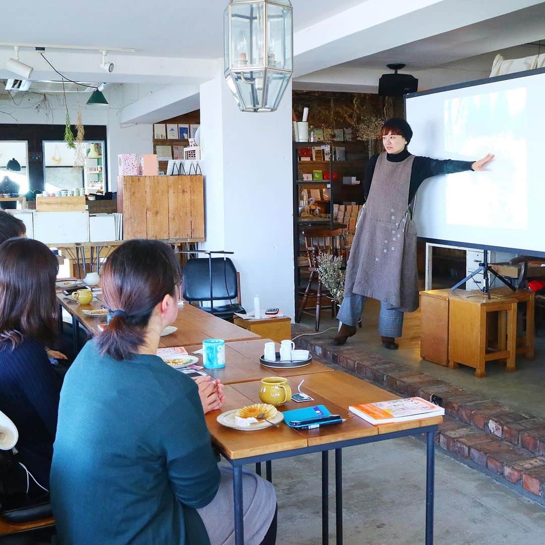 のインスタグラム：「【 GOOD MEETING ：おうちで楽しく写真を撮りましょう！】﻿ 手紙舎2nd STORYで開催していた「入門者のためのかんたん♡iPhoneカメラ講座」でおなじみの、矢島直美さんによるiPhoneカメラ講座がGOOD MEETINGにもやってきました！　なかなか外へ出かけられない今こそ、写真のプロに楽しく教わりながら、おうちの中で撮る写真を1段階レベルアップしてみませんか？　今回は初回お試し編ということで「撮影編」と「補正編」の2種類のプチレッスンをご用意。講座が終わった後、きっと写真を撮ることが楽しくなっているはずです！﻿ ﻿ ＜矢島直美「かんたん♡iPhone教室　Zoom編お試しプチレッスン」開催概要＞﻿ 日時：5月20日（水）13:00-14:00 / 15:00-16:00 ＊（撮影編）を希望の方は13:00-14:00の回を、（補正編）を希望の方は15:00-16:00の回にお申し込みください﻿ 定員：撮影編4名 / 補正編5名﻿ 参加費：一般 ¥1,500（税込）/ 部員 ¥1,350（税込）﻿ 申し込み：﻿ 一般：5月15日（金）14:00〜 5月20日（水）10:00﻿ 部員：5月13日（水）12:00〜 5月15日（金）12:00﻿ ﻿ ▶︎詳しくは「@tegamisha」プロフィールのハイライト「GOOD MEETING」へ﻿ ﻿ ◎GOOD MEETINGって何？﻿ 手紙社が敬愛する作り手やお店のオーナー、書き手やパフォーマー、あらゆるジャンルの気になる方々をナビゲーターにお迎えして、オンライン上で講座やワークショップ、部活動的な集い、暮らしにまつわる情報交換を行う場です。﻿ ﻿ #手紙社#手紙舎#tegamisha#GOODMEETING#グッドミーティング﻿ #写真#写真好きな人と繋がりたい」