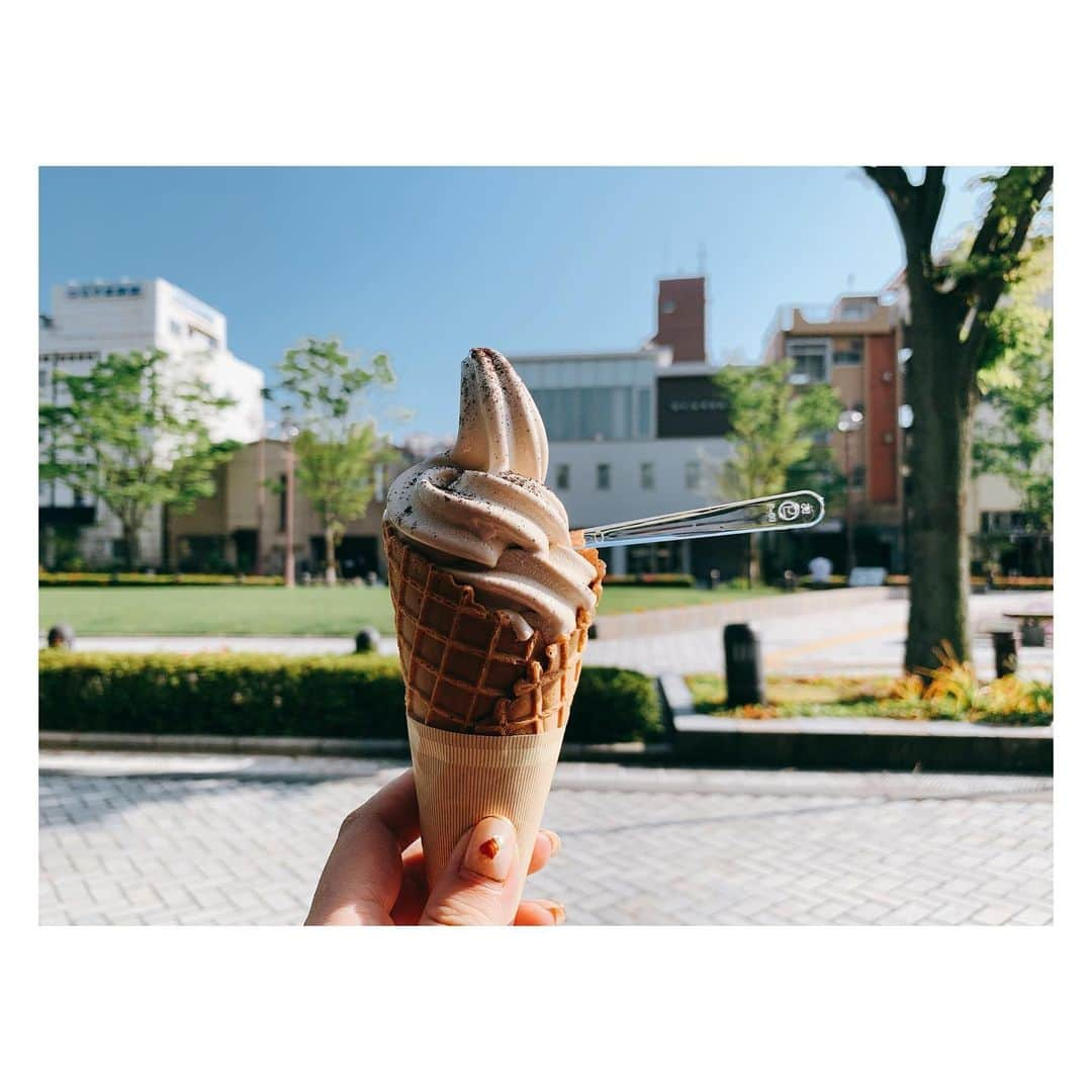 庄村奈津美のインスタグラム：「🍦 あぢーーーー🔆🥵 なんて声が出ちゃいそうなくらい。 いや、出ちゃってたな。笑 ・ お店でふと目に飛び込んできた #モカソフト で喉を潤しました😝 @hatanaka_coffee ・ ・ #アイスは飲み物です  #ちょっと言ってみたかった #コーヒー屋さんのソフトクリーム  #大人のソフトクリーム #飛び込んできてくれてありがとう #おいしい出合いでした #勝手に723のグルメ通信」