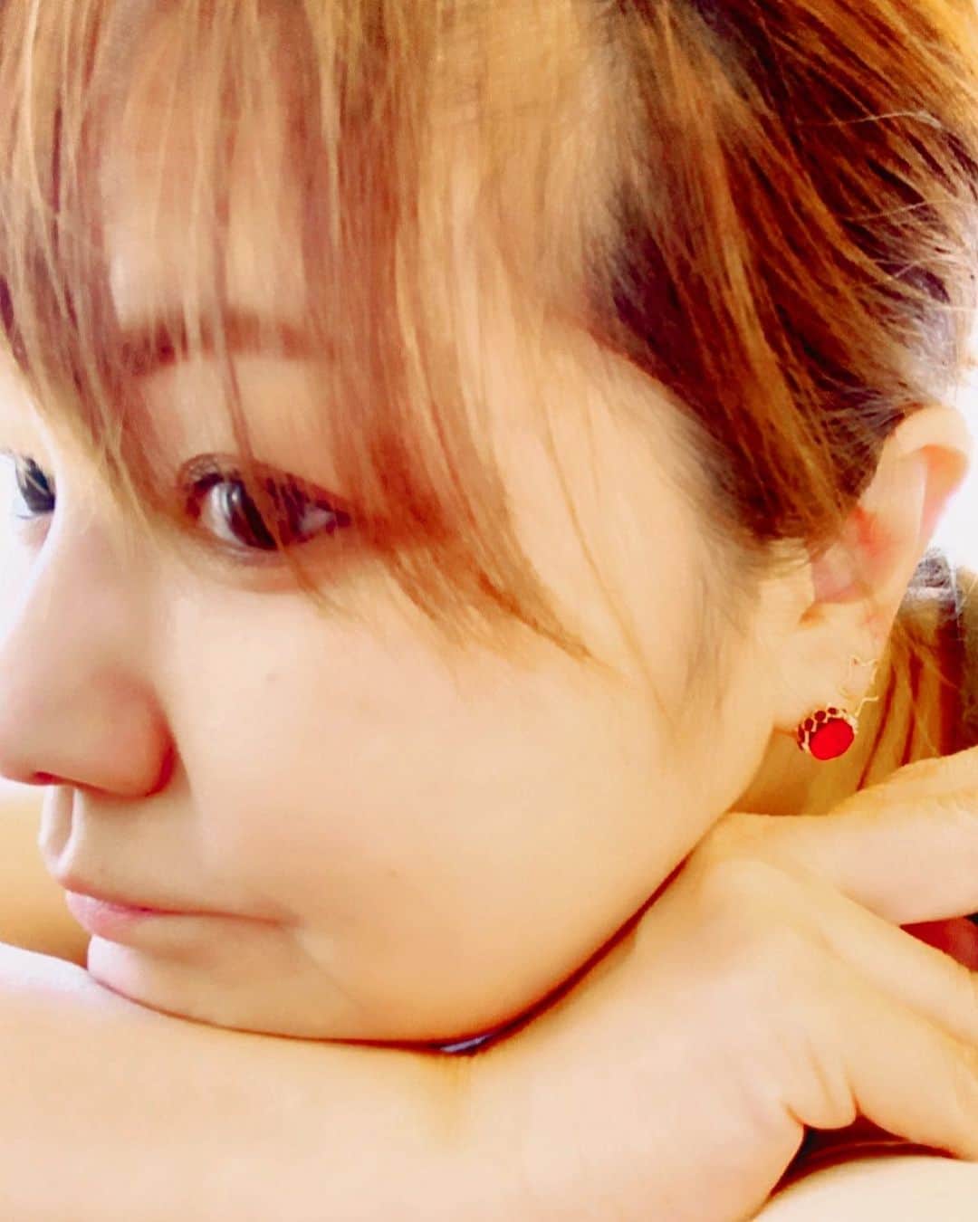 中澤裕子のインスタグラム：「このピアスの赤が好き  #ピアス #赤」