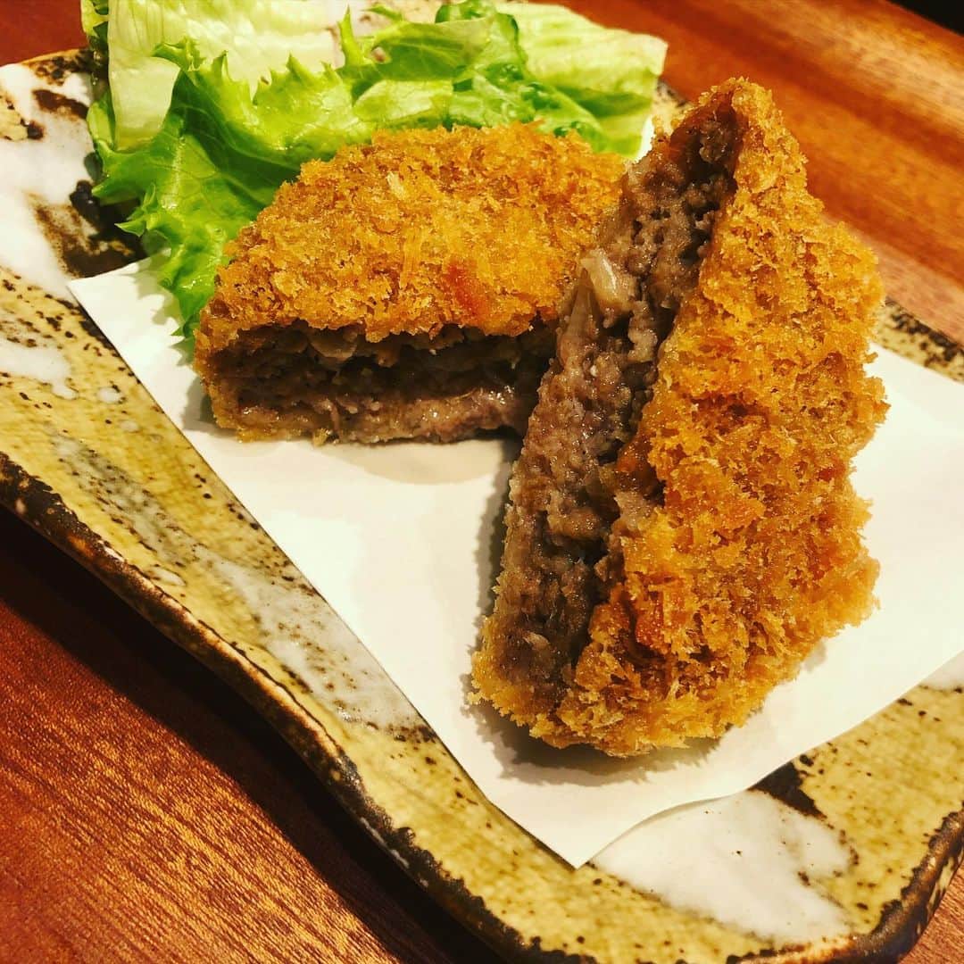どんがめ三宮総本店のインスタグラム：「［2020-05-13］. 馬肉メンチカツ　Debut... .みんなきてねー。  インスタフォロワー様限定で　200円にしよっと♡ . みんなきてねー . #どんがめ #三宮　#梅田　#第二ビル　#喫煙可能店 #たばこ吸える」
