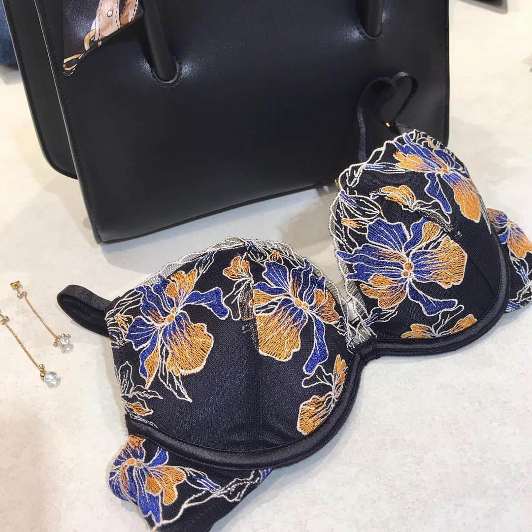 Ravijour札幌4丁目プラザ店のインスタグラム：「#onsale .  カトレアが綺麗に咲き誇る艶やかで大胆さを与えます💐 . 「プラウドカトレア」 、  #ravijour #ラヴィジュール  #ravijourstaff  #ravijoursapporo  #ravijour_official  #ランジェリー #札幌 #pivot #ピヴォ  ピヴォは当面の間、休館となっております。」