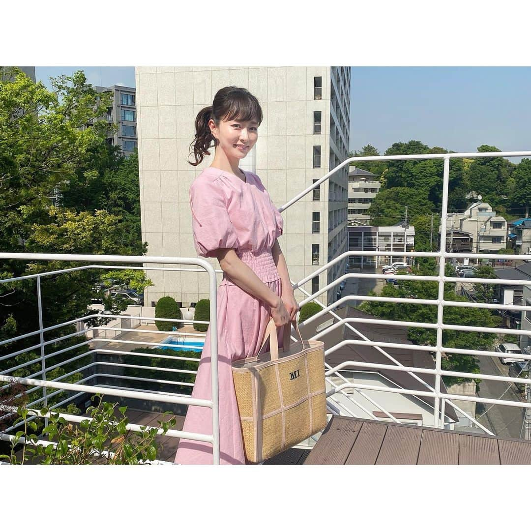 石井美保さんのインスタグラム写真 - (石井美保Instagram)「今日は暑過ぎずいいお天気。 ひとときだけマスクを外して深呼吸しました。 最近ラドロー @ludlow_official のラフィアバックばかり。仕事以外のお出かけってスーパーしか行かないから、スーパーの買い物はこの中に。本当は旅行用にと思ったんだけど、きっと1年ぐらい行けなそうだから、専らスーパー用にしちゃってます😅トリミングのレザーのピンクにどの字体でどの色を合わせるか、1時間ぐらい悩んだっけ。緑色のイニシャルを入れてもらったのですが、大満足です。 ワンピースは　@bordersatbalcony_official です😊」5月13日 16時17分 - miho_ishii