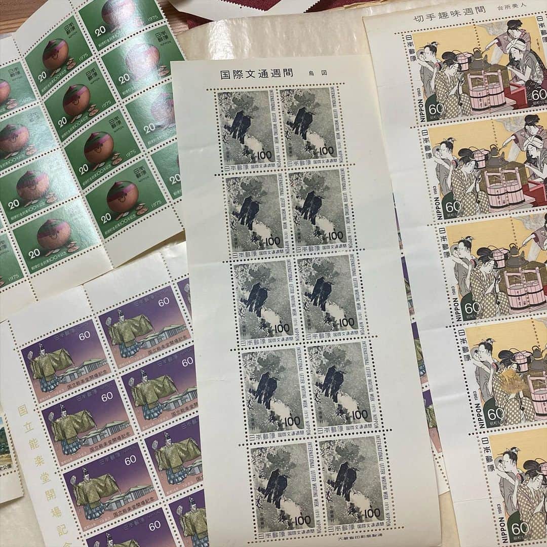 奥田恵梨華さんのインスタグラム写真 - (奥田恵梨華Instagram)「祖母が集めていた切手のアルバムがなぜかうちにあるんだけど、うちとても切手使うしその度に買ってて勿体無いから普通にお手紙出す時に使わせてもらおうと思う。 #国宝シリーズ #切手 #切手収集 #記念切手 後半の4枚は私が買ったやつ」5月13日 16時10分 - erikaokuda_official