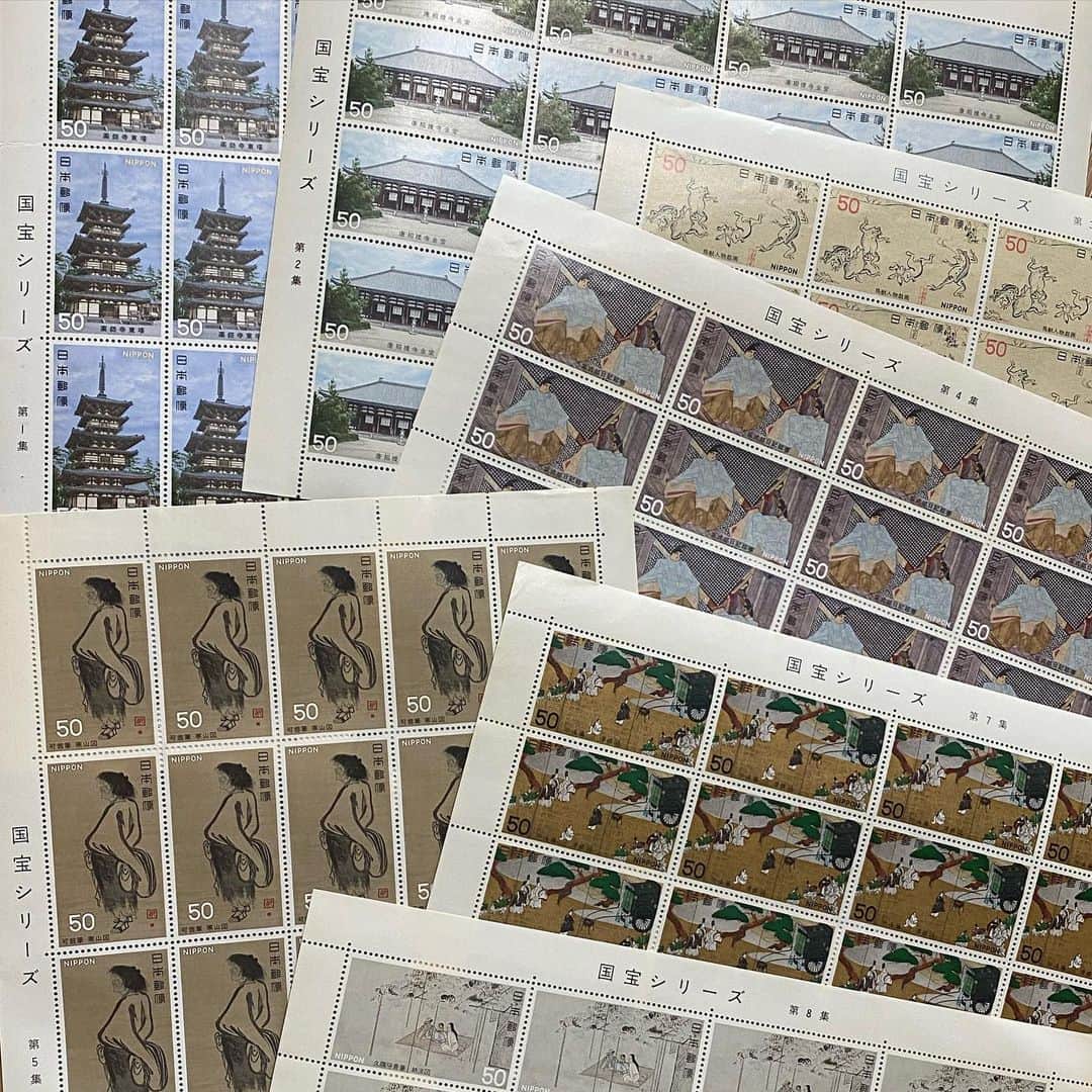 奥田恵梨華さんのインスタグラム写真 - (奥田恵梨華Instagram)「祖母が集めていた切手のアルバムがなぜかうちにあるんだけど、うちとても切手使うしその度に買ってて勿体無いから普通にお手紙出す時に使わせてもらおうと思う。 #国宝シリーズ #切手 #切手収集 #記念切手 後半の4枚は私が買ったやつ」5月13日 16時10分 - erikaokuda_official
