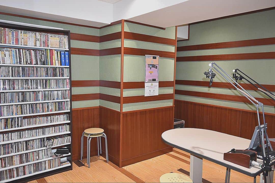 のインスタグラム：「\\\インスタde校舎見学！/// 今日は6階の【ラジオルーム】です🏢💫 実際のラジオ局にあるブースさながらのセットが ここにはあります👀✨ 声優コースの学生のボイスサンプルなどを 気軽にとることもできますが、 過去には企業プロジェクトの一環として 有名FMラジオ局に実際に生放送を のせたこともありました！😳👏🏻 これを見ているあなたも いつかパーソナリティとして 活躍する機会が出来るかも…！🧚🏻‍♀️🌟 * * #20200513 #TSM #tsm西葛西 #tsm西葛西校 #東京スクールオブミュージックandダンス専門学校 #音楽 #専門学校 #音楽専門学校 #声優 #ラジオ #パーソナリティ #MC #声のお仕事 #🎵 #🎶 #🎤 #🎧 #music #personality #radio #voiceactor #🎙」