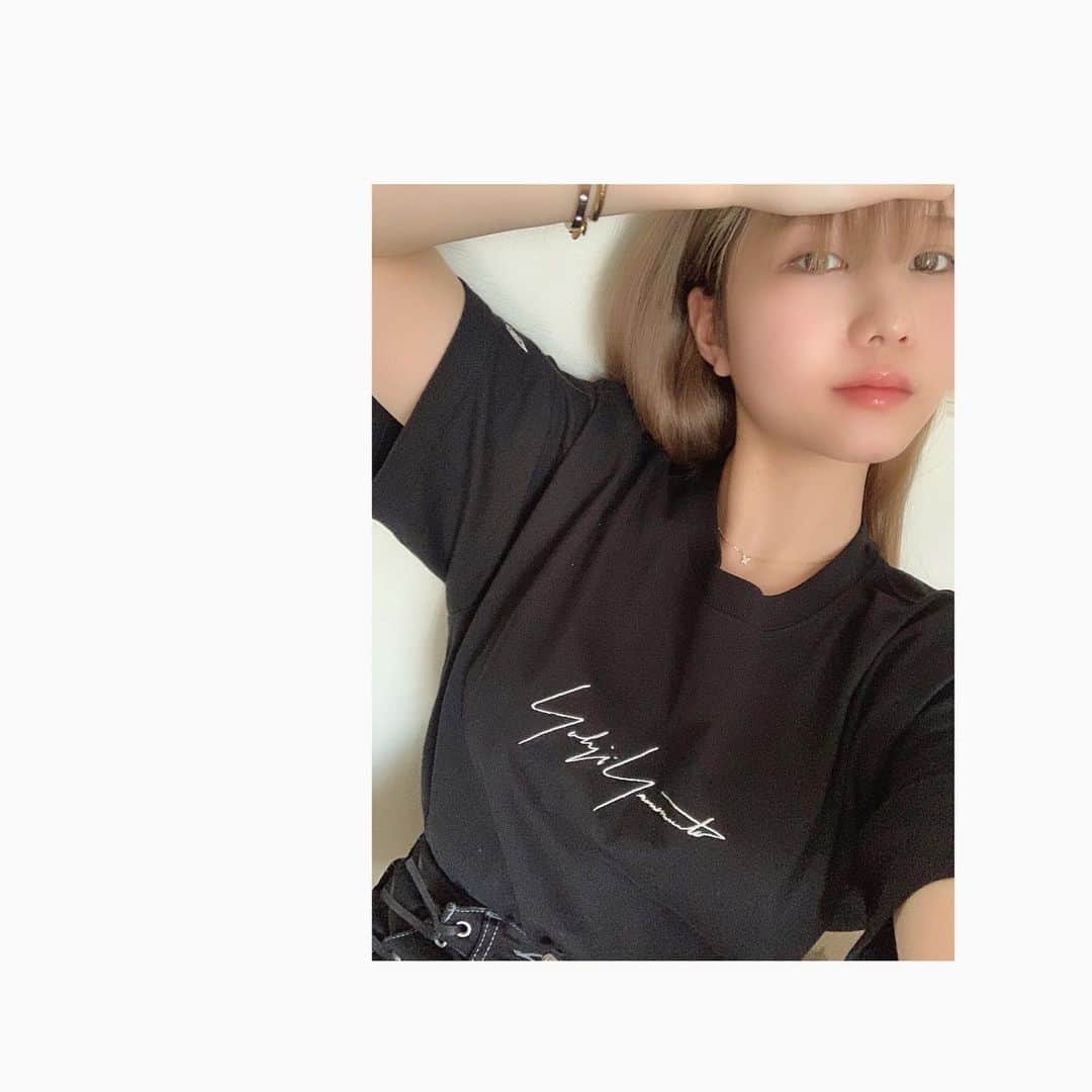 小山涼香のインスタグラム：「Tシャツにジーンズで かなり珍しい私です、どうかしらーー  このTシャツは後ろもたまらなく かわいいんですよ」