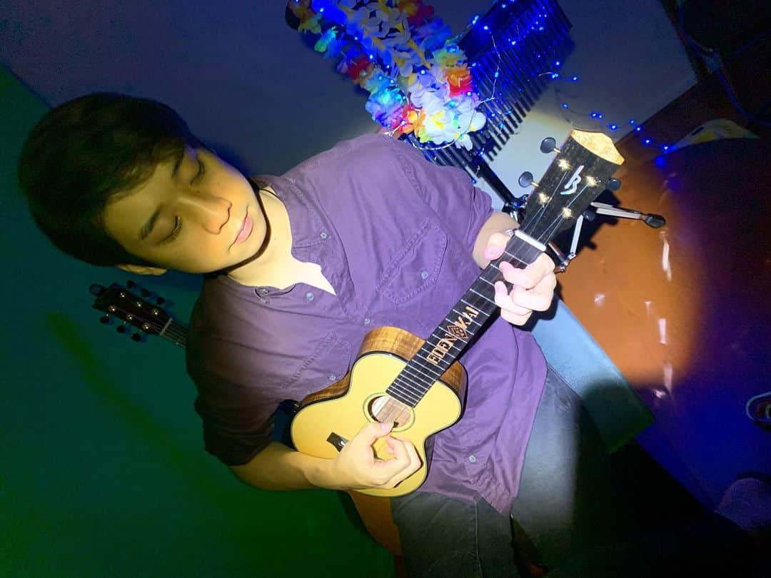 Eden Kaiのインスタグラム：「My new dream come true ukulele🌳⛰🪐 What would be the best name...? 🤔 今日手元に届いた夢の新ウクレレ。 名前、何にしましょうか....？ #HonuaUkulele @honuaukulele」