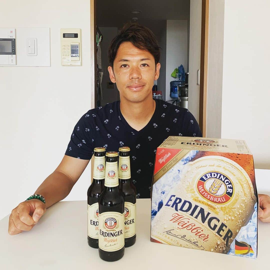 小川泰弘のインスタグラム：「友人から少し早いプレゼントが届きました🎁 ドイツのビールです🍺🇩🇪 サプライズプレゼントはやはり、嬉しいものですね👦🏻 冷たくしても、常温でも美味しく飲めるそうです。苦味が抑えられていてフルーティでビールが苦手な方にもおすすめです☺️ 少しずつ楽しみたいと思います。  #小川泰弘 #ライアン小川 #ドイツ #ERDINGERWEISSBIER #誕生日プレゼント」