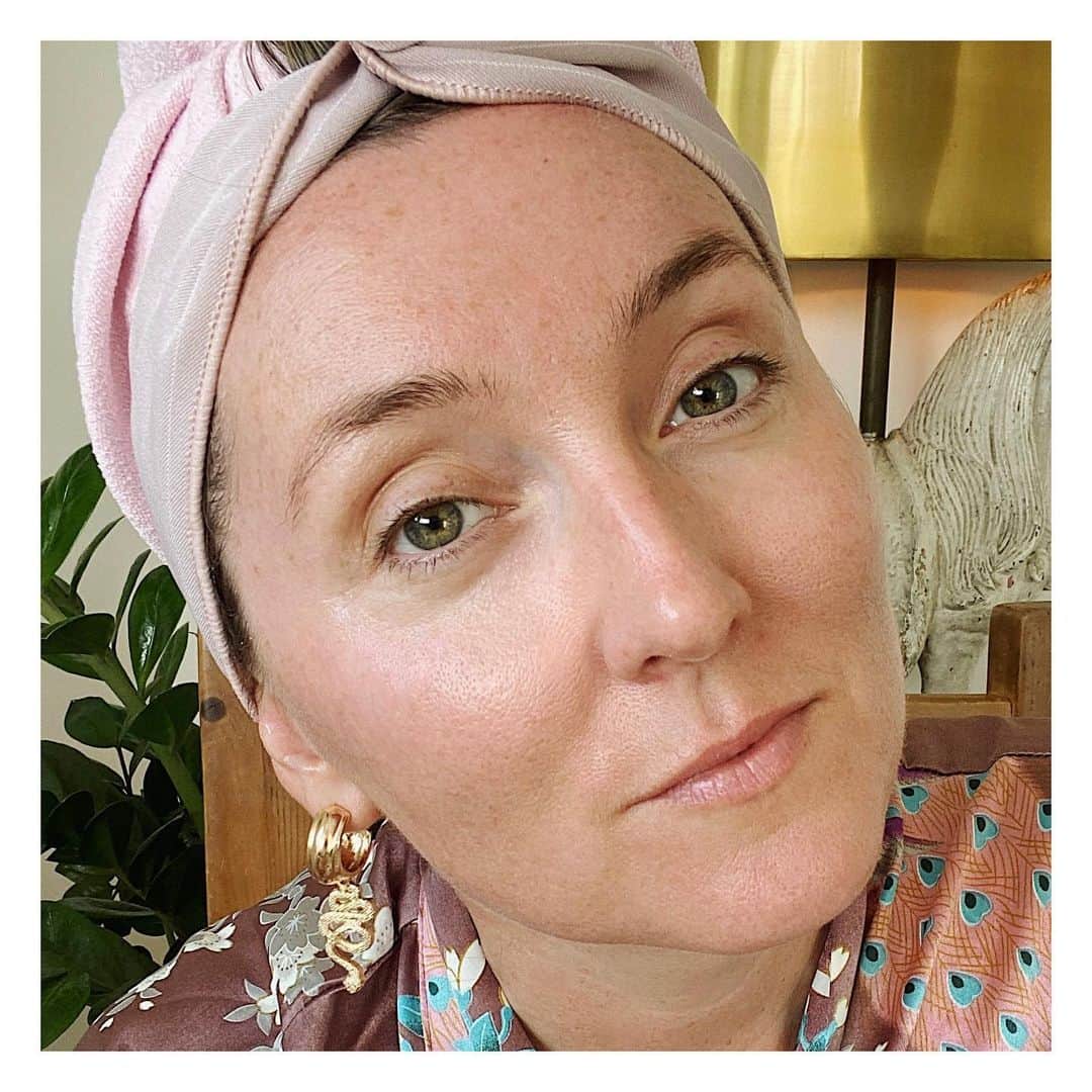 JO BAKERのインスタグラム：「H U E • Y O U  Find myself clinging to #soft #pale #pastel #pinks ....these tones feel like a soothing life raft offering me a safe place to spiral/rest/read!! What colours are making you feel good right now?? Blushy #pink  is my entire mood this week!! Also.. clean glowing healthy cared for Skin.... nothing on it apart from @weleda_usa #jobakermakeupartist #weledaskin #weledapartner #thinkpink #peonies #fleur #wilted #isthisoveryet #colourbathing 🌸」