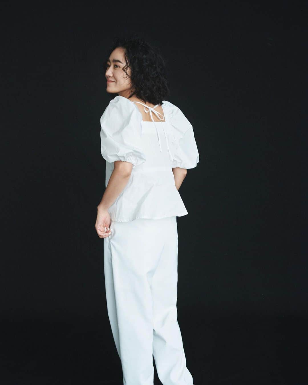 のインスタグラム：「〈 AYA KANEKO × TOMORROWLAND 〉﻿ 数々の女性誌で活躍する大人気スタイリスト金子綾さんとのコラボレーションアイテムがトゥモローランド オンラインストアにていよいよ5月14日(木)10時より販売開始！﻿ ﻿ 今回は『"フェミニン"を自分らしく楽しむ』がテーマ。着るだけで気分がワクワクし、前向きな気持ちにしてくれる、そんな自分らしいスタイリングを楽しむためのラインナップをご用意しました。﻿ ﻿ ＼instaLIVE配信決定／﻿ 発売日当日には金子綾さんとのインスタライブを配信❣️コラボアイテムの魅力をたっぷりご紹介します🙌🏻﻿ 5月14日(木) 13:00 start 💫﻿ ﻿ Blouse﻿ 11010101931 / ¥18,000＋TAX﻿ color : ホワイト、ブラウン、ネイビー﻿ 着用サイズ 36﻿ ﻿ 今季一着はワードローブに取り入れたいパフスリーブアイテム。﻿ 大胆なボリュームのスリーブとすっきりとしたスクエアネックが特徴のブラウスです。﻿ ﻿ -MEMBER’S 15％OFF CAMPAIGN-﻿ 5月29日（金）まで「MEMBER’S 15％OFF CAMPAIGN」を開催中です。トゥモローランドメンバーズ会員のお客さまは、オンラインストアでも15％OFFでご購入いただけます。 (プロフィールTOPのURLよりご覧ください🔗) ﻿ ﻿ #tomorrowland_jp﻿ #tomorrowland_womens﻿ #tomorrowland﻿ #fashion﻿ #ayakaneko」