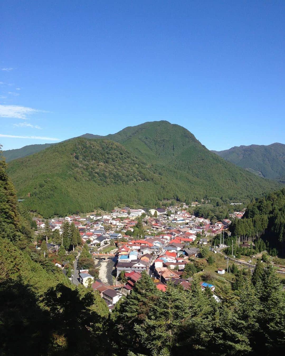 職人.comさんのインスタグラム写真 - (職人.comInstagram)「数年前に天川村から洞川温泉へ、iPhoneのGoogleマップを頼りに山から山へと歩きました。辿り着いたときの様子です。美しい日本の景色に感動しました。 @shokunincom  #職人ドットコム #日本 #京都 #京都市 #京都旅行 #京都巡り #京都観光 #手仕事 #暮らしの道具 #暮らしを楽しむ #モノづくり #ものづくり #工芸品 #民芸 #民藝 #民芸品 #手工芸 #豊かな食卓 #キッチングラム #手作りのある暮らし #器のある暮らし #焼き物 #日本🇯🇵 #洞川温泉 #奈良 #奈良観光 #天川村 #天川村洞川 #天川村洞川温泉」5月13日 16時28分 - shokunincom