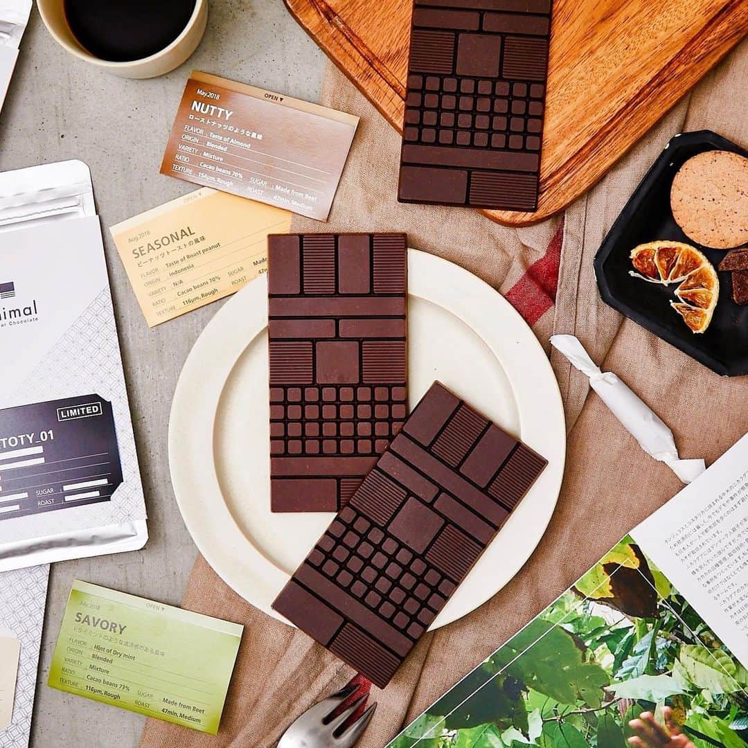 Minimal-BeantoBarChocolate-さんのインスタグラム写真 - (Minimal-BeantoBarChocolate-Instagram)「＼6月分申込み期限は5/20（水）まで🍫／　限定品が届くチョコレート定期便『カカオツアー』﻿ ﻿ 非売品フレーバーを含む、旬な3枚の板チョコレートを毎月セレクトしてご自宅にお届け。送料無料でお得です。﻿ ﻿ チョコレート習慣で、毎日を少しでもハッピーに健康に。ご参加お待ちしています！﻿ ﻿ #MinimalChocolate #MinimalBeanToBarChocolate #BeanToBar #BeanToBarChocolate #craftchocolate #tokyo  #chocolate #Minimal #ミニマルチョコレート #ミニマルビーントゥバーチョコレート #ビーントゥバー #板チョコ #クラフトチョコレート #シングルオリジン #富ヶ谷 #奥渋  #代々木上原  #銀座 #銀座カフェ #代々木上原カフェ #おうちカフェ #スイーツ部 #手土産 #stayhome #お取り寄せ #送料無料 #お取り寄せスイーツ #サブスク #定期便 #おうちチョコ」5月13日 16時37分 - minimal_beantobarchocolate