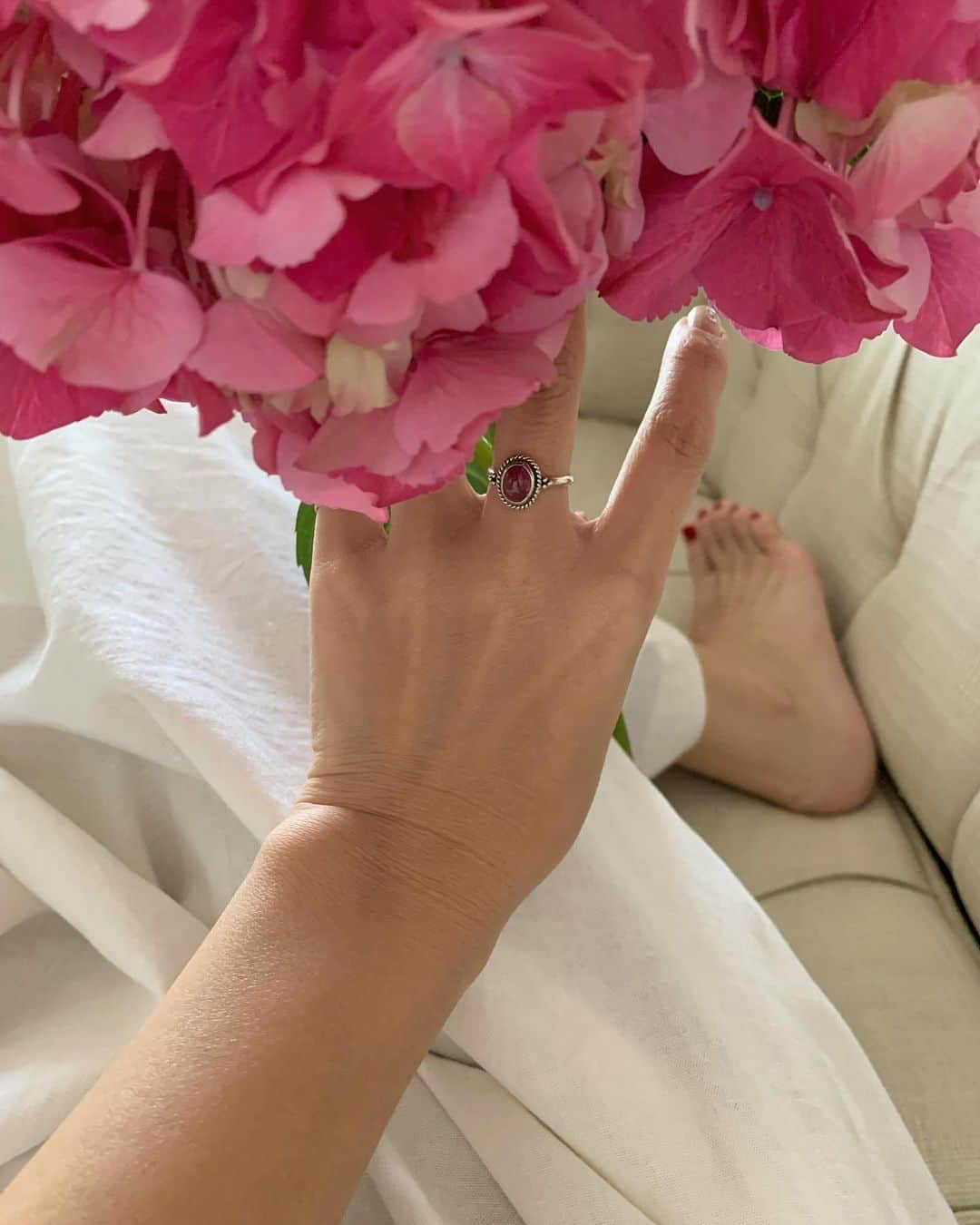 馬渕真由子さんのインスタグラム写真 - (馬渕真由子Instagram)「濃いピンクの紫陽花に引き寄せられるように🥱真夏のような今日、大粒のトルマリンとシルバーのリングを身に付けて。」5月13日 16時39分 - mabchi.mayuk