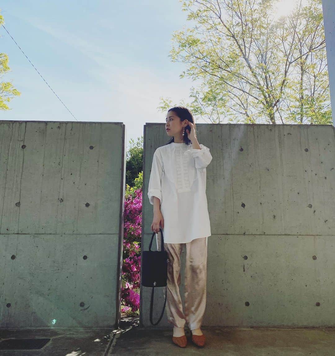 hannaのインスタグラム：「@maison_couleur_  形も素材もお気に入りすぎるやつ👡💕 メッシュ素材でこれからの季節大活躍💁‍♀️ #rokubeautyandyouth #roku #シャツ#maisoncouturier #maisonspecial #サテンパンツ#celine#メゾンクルール」