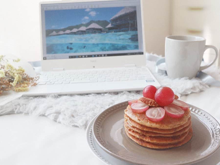 リナのインスタグラム：「pancake🥞❤︎ . 一息つける、午後の時間☕️ 家事とお仕事で息が詰まってきたら、 世界の絶景を見て癒されてる…🐬 . 自粛続きで運動不足… 身体のことが気になってきたので、 グルテンフリーのプロテインパンケーキに★ . ママは２口食べて、 残りは子供たちのお腹の中へ〜😋 . おやつ食べたら、お庭で身体動かそうかなぁ〜🧘‍♀️ ............................................ #pancakes #hotcakes #lovepancakes #stayhome #sweets #sweetstagram #sweetslife #monipla #afc_fan #sweetslover #proteinpancakes  #パンケーキ #スイーツ作り #スイーツ好きな人と繋がりたい #スイーツ大好き #プロテインパンケーキ #プパる #ダイエット #筋トレ #プロテイン女子」