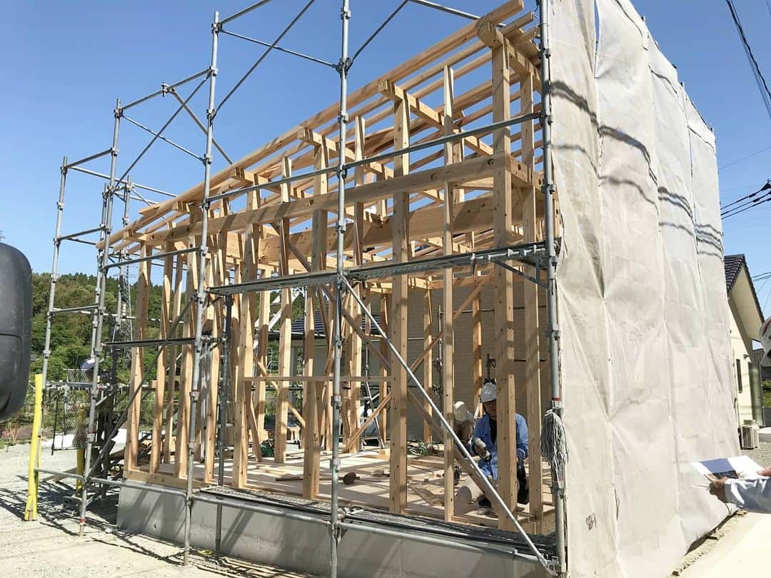 有限会社 稲葉製材住宅のインスタグラム：「離れ増築工事　DAY3 【建方】  この日は天気に恵まれ仕事日和🏋️‍♂️ 県産材を積極的に利用し 地域の活性化にもひと役立ちます💪 地元工務店だからこそ出来る仕事 小さな力でも続ければ大きな力になる！ 継続は力なりです🙈🙈🙈 #棟上げ #県産材 #地産地消 #エコ #サステナブル #いい家 #新築 #リフォーム #家づくり #家 #注文住宅 #高性能住宅 #高断熱 #高品質 #工務店 #熊本 #玉名 #山鹿 #稲葉製材住宅 #イナバ」