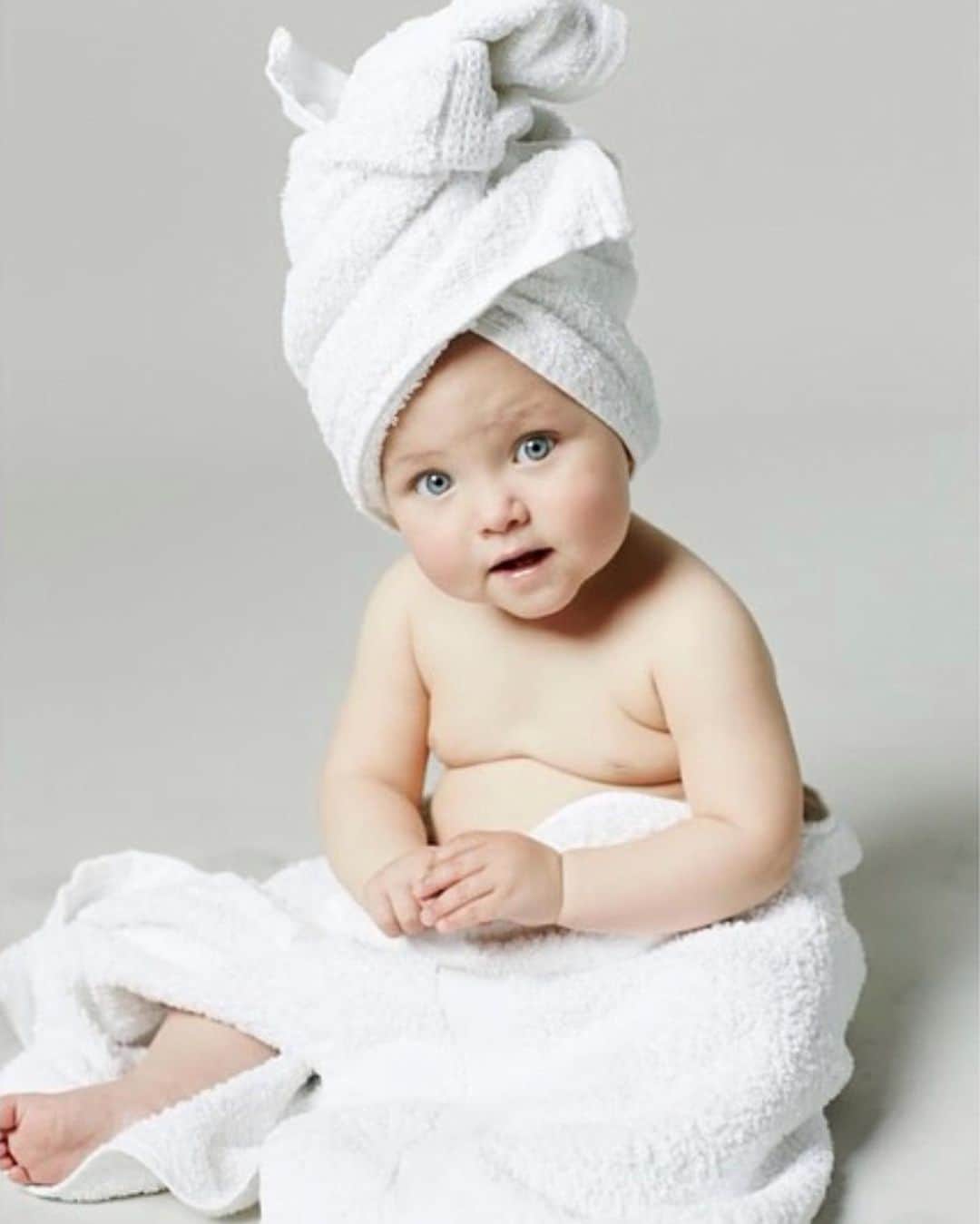 ナターシャ・ポーリーのインスタグラム：「🎉 Birthday Girl #TB To 2014 Aleksandara Was The First Baby In Towel Series 45 By @mariotestino @emmanuellealt #TowelSeries」
