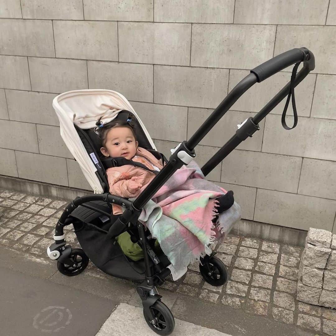 nanako itoのインスタグラム：「少し前の写真で今では少し暑い格好ですが、、、 最近使っているベビーカーです👶🏻一つ目に買った mountainbuggyは大きさがかっこよくて決めたけれど移動するためには大きすぎたので2つ目のベビーカーはBugaboo Bee5 @bugaboostrollers にしました👶🏻 バガブーかサイベックスミオスで迷いましたが、決め手は折りたたみが片手でできること✨開くのも片手、片足でワンタッチ😳 ハンドルも10段階あるので男の人でも使いやすい🙆🏻‍♂️ シートもしっかりしていて乗り心地も良く、ぐっすり寝ちゃいます . お出かけできるようになったらたくさん乗ろうね👶🏻 . #ベビーカー #バガブー#バガブービー5 #bugaboobee5」