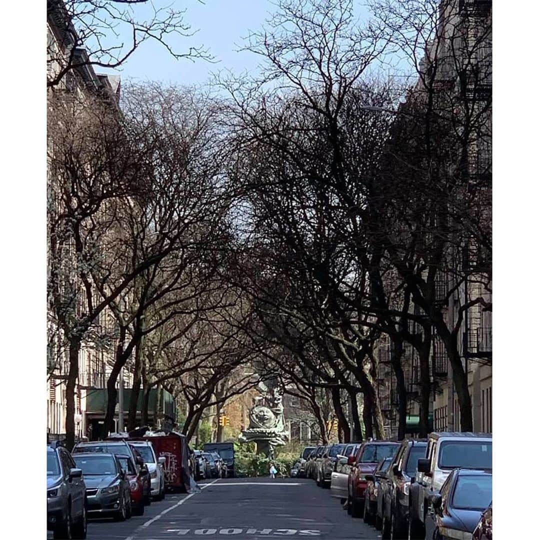 のインスタグラム：「ニューヨーク🗽マンハッタン 111th St.の風景です。 この通りの奥見える銅像は、セント・ジョン・ディバイン大聖堂のお庭です。 . #usa #america #studyabroad #livinginamerica #ny #manhattan #111st #statue #cathedralgarden #street #photooftheday #streetview_nyc #アメリカ #アメリカ生活 #留学 #ニューヨーク #街並み #セントジョンザディヴァイン大聖堂 #庭 #銅像 #縦列駐車 #自動車 #路駐だらけ #マンハッタン #静かな時間が流れる #ストリート風景」