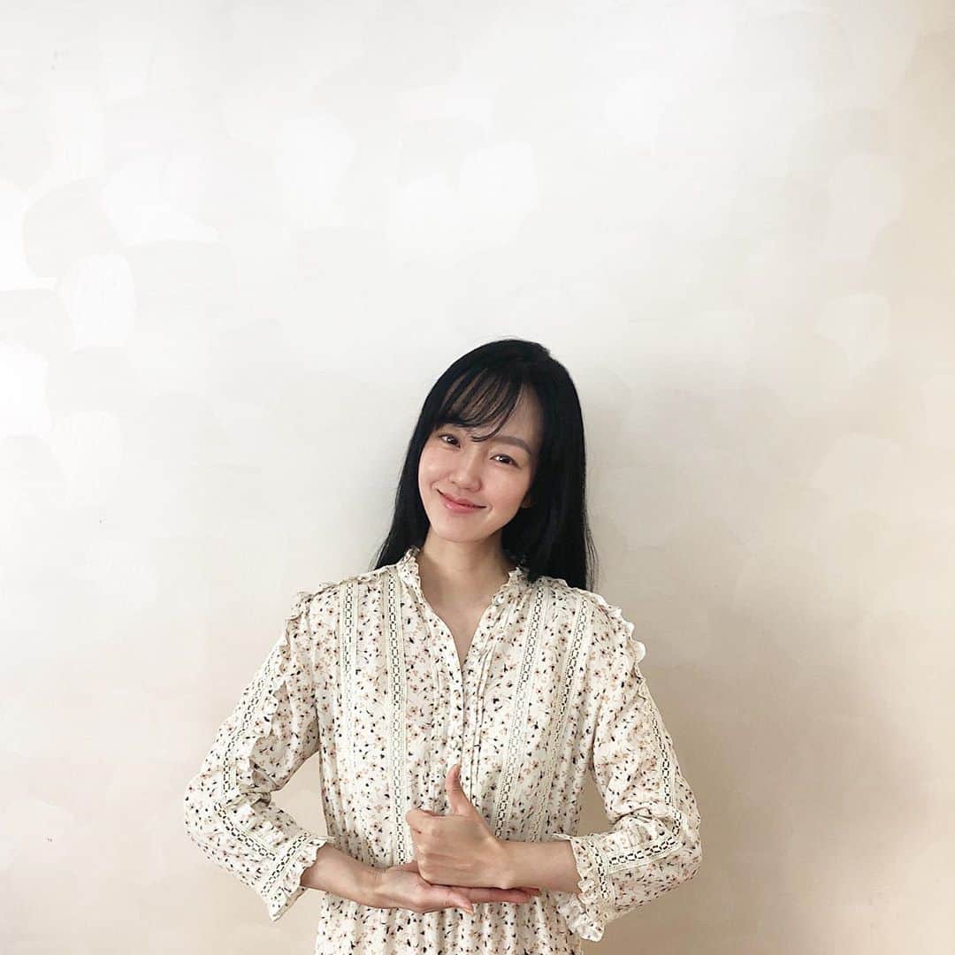 イム・スジョンのインスタグラム：「코로나19 극복을 위해서 힘쓰고 있는 대한민국 의료진 여러분의 헌신에 깊은 존경과 감사의 마음을 전합니다.🙏🏼 씨네21 김혜리 기자님과 아름다운 김주원언니 덕분에, 캠페인에 동참했습니다. 영원한 나의 차현, 다희씨 @dahee0315  와 김종관 감독님 @monologue707 따뜻한 마음을 이어주세요! ⭐️ #덕분에챌린지 #의료진덕분에」
