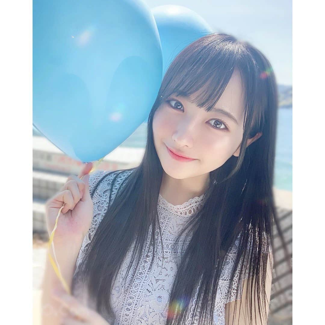 石田千穂さんのインスタグラム写真 - (石田千穂Instagram)「． BOMBさんオフショット☺︎ まだ寒い時期だったけど、撮影の日は半袖で外におっても寒くないくらい暖かくて撮影日和でした☀️ メンバーも5人おるしスタッフさんも面白い方ばかりで自然な表情がいっぱいだと思います☺️ ぜひ誌面でご覧ください！ #BOMB さん#BOMB6月号 さん#撮影 #グラビア #オフショット #風船 #STU48 #石田千穂」5月13日 17時11分 - chiho_ishida