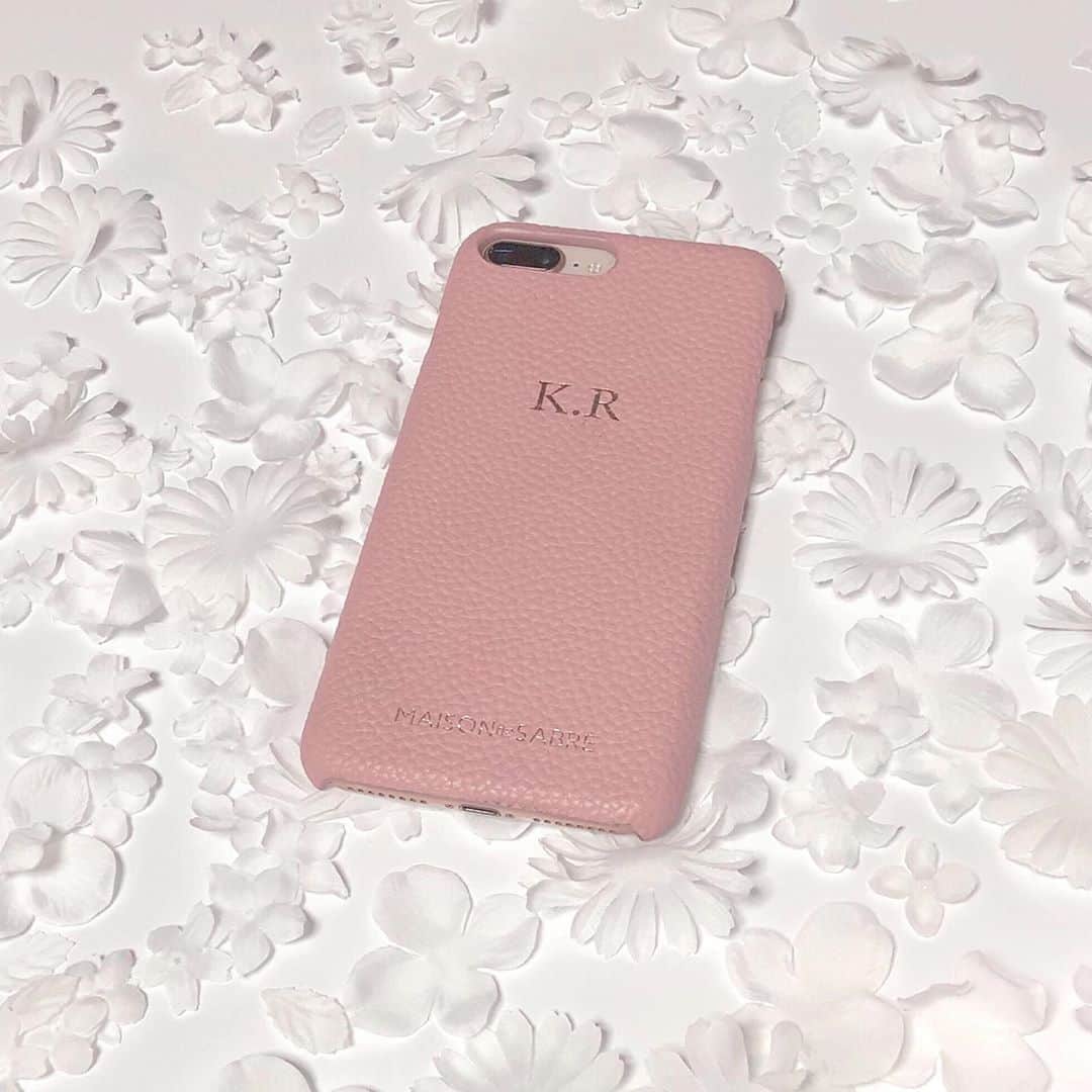 伊藤小春のインスタグラム：「・﻿ 前にもチラッと紹介したけど、﻿ いま使ってるiPhoneケース🍒MAISON de SABRE🍒﻿ ﻿ ﻿ インスタの広告に出てくるのを何度も見ているうちに、 まんまと欲しくなっちゃったんだな〜〜笑﻿ 8＋のケースって本当少ないから助かる( ;´꒳`;)﻿ ﻿ ﻿ イニシャルの刻印は「K.I」だと地味かなって思ったから（全国のイニシャルがiの方に土下座しな）自分の名前の中から1番おしゃれっぽいRを選びました！！おしゃれっぽい﻿！！ ﻿ ﻿ #maisondesabre ﻿ ﻿ #スマホカバー　#スマホケース﻿ #iPhoneカバー　#iPhoneケース﻿」