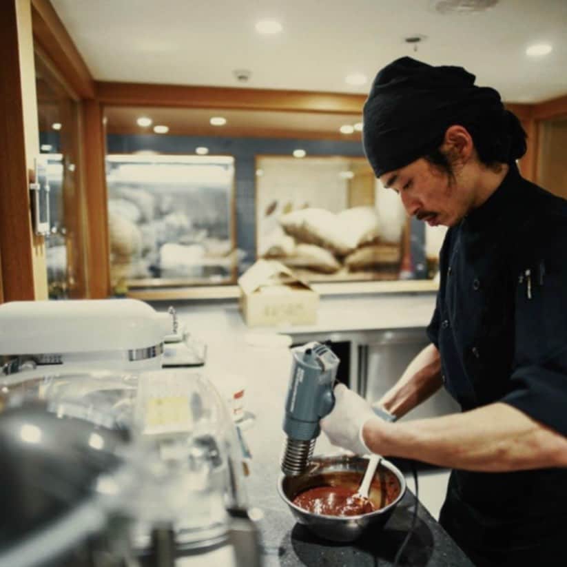 green bean to bar CHOCOLATEさんのインスタグラム写真 - (green bean to bar CHOCOLATEInstagram)「⠀ ⠀ ⠀ ⠀ 突然ですが、「ショコラティエ」と「チョコレートメーカー」の違いをご存知ですか？ ⠀ ⠀ ⠀ ⠀ 今週のニュースレターでは、知ってるようで意外と知らない、でも実は全く違う…！ ⠀ この２つの職業について、カカオのプロフェッショナル クロエ ドゥートレ・ルセールさんにインタビューします。  green bean to bar CHOCOLATEは毎週ニュースレターを配信しています！ ⠀  カカオにまつわる深〜い話、おいしいチョコレート作りにかける私たちの想いや挑戦の記録、代表自筆の奮闘コラムなどを＜2〜3分＞で読むことができます。CACAO loversのみなさま、是非お楽しみください♬ ⠀  ニュースレターの登録は、 プロフィールリンクからどうぞ！ ⠀⠀ ⠀ ⠀  #greenbeantobarchocolate#beantobar#chocolate#craftchocolate#allhandmade#nakameguro#nihonbashi#tenjin#cacao#stayhome#newsletter #グリーンビーントゥバーチョコレート #中目黒 #日本橋#天神 #チョコレート専門店 #ビーントゥバー #カフェ #ニュースレター」5月13日 17時19分 - greenbeantobar_chocolate
