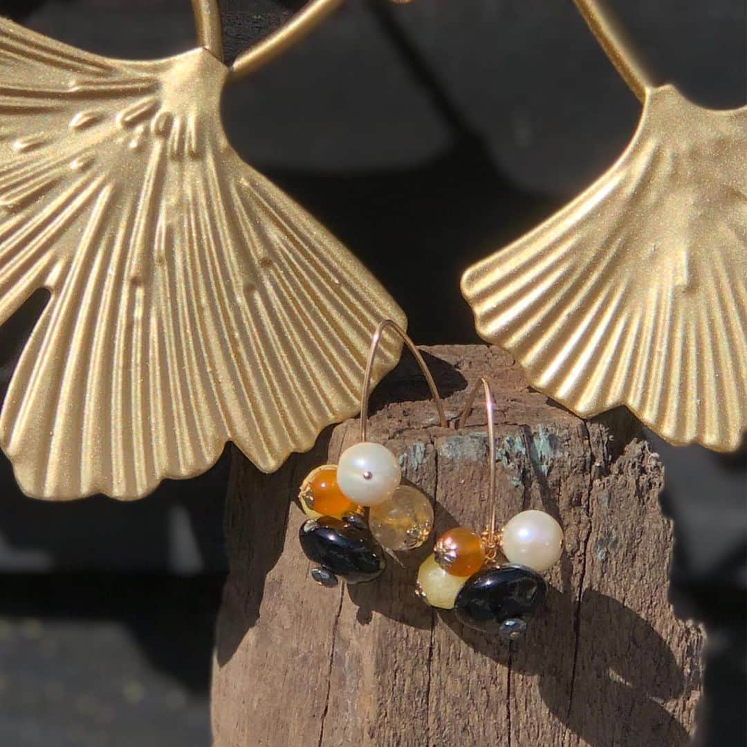 ジャマンピュエッシュのインスタグラム：「JAMIN PUECH presents a new capsule collection by JEWELS BY MARTHJE available for pre-order only from May 12 to May 22.  Your order will be shipped starting from May 25.  Buy a pair of earrings and a bag of your choice and get a 10% discount with the code JEWELSBYMARTHJE」