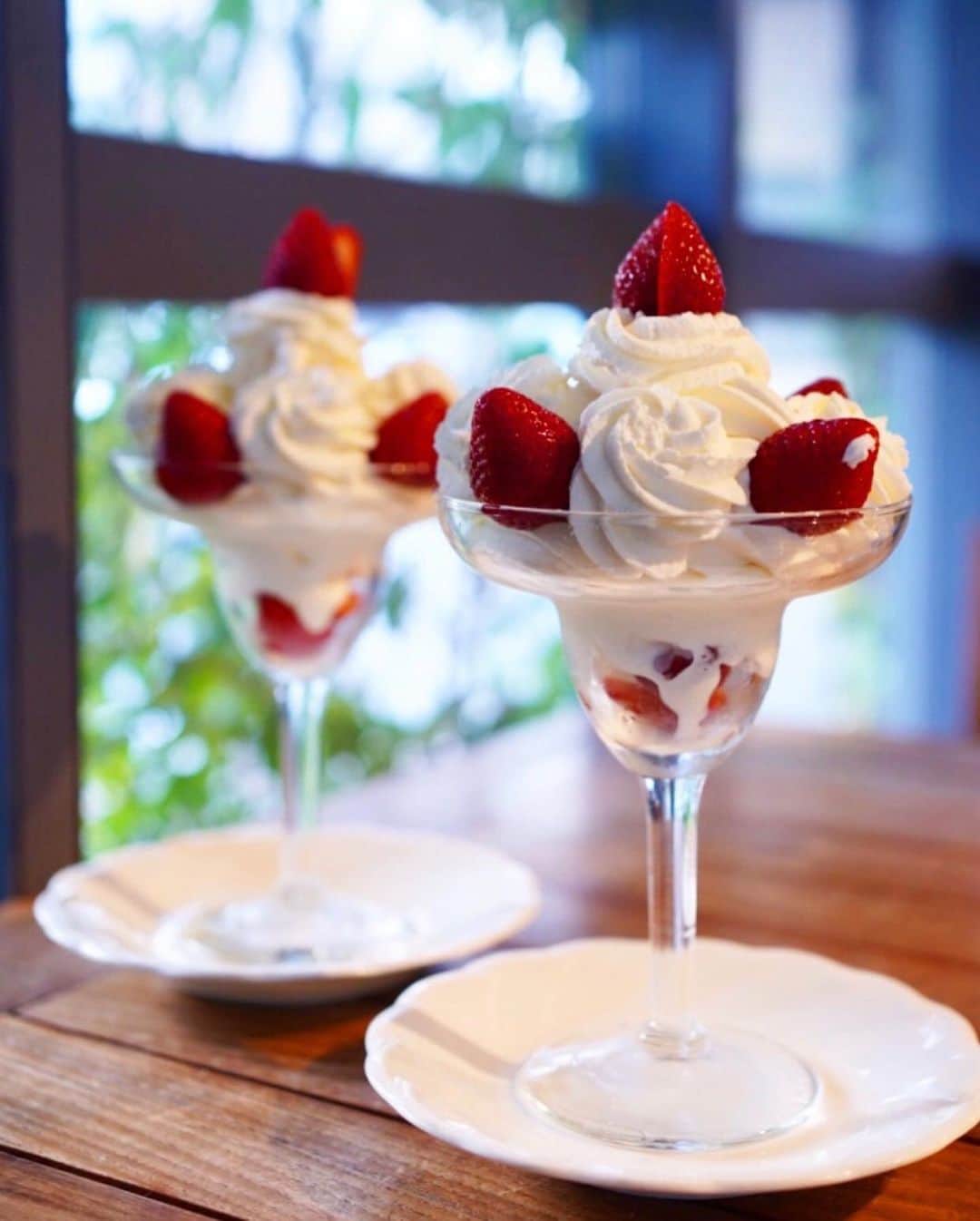 のインスタグラム：「. いちごパフェ🍨🍓 . シンプルだけど美味しい！ 見た目の可愛さもたまらないですね🥰 . 写真提供 :  @chika2745 さん﻿﻿ 素敵なお写真をありがとうございました♡﻿﻿﻿ .﻿﻿ 店名：【にしむら珈琲】 ぜひ訪れてみてくださいね。﻿﻿ .﻿﻿ ﻿﻿ あなたが撮影したベストグルメpicに﻿﻿ 「#aumoグルメ」を付けて教えて下さいっ☺︎﻿﻿﻿ あなたの投稿が紹介されるかも♪﻿﻿﻿﻿﻿ .﻿﻿ aumoアプリは毎日配信！おでかけや最新グルメなどaumo読者が気になる情報が満載♡﻿﻿ ダウンロードはプロフィールのURLから✔︎﻿﻿﻿ (iPhone&Android版)﻿﻿ .  #神戸カフェ#神戸カフェ巡り#生クリーム #パフェ#いちごスイーツ#苺スイーツ#苺パフェ#にしむら珈琲#カフェ部#カフェ巡り#カフェ#カフェ好き#スイーツ部#スイーツ巡り#スイーツ#スイーツ好き#카페스타그램#카페투어#카페추천#카페탐방」