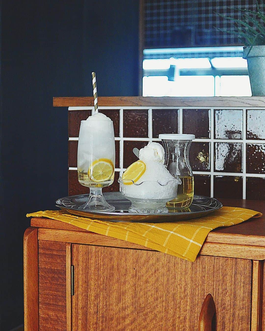 Natsuko Motoiさんのインスタグラム写真 - (Natsuko MotoiInstagram)「レモンシロップが完成したので、息子はかき氷、私はレモネードにフローズンヨーグルト乗せ🍋 以前ロンハーマンカフェで飲んだフローズンヨーグルトのメロンソーダが美味しかったので参考に。 . . #レモネード #かき氷 #レモネードフロート #おうち時間 . . .  #おやつ  #レモンシロップ　#lemonade #おうちごはん　#おうちごはんlover  #おうちカフェ #暮らしを楽しむ #vscofood #foodvsco  #igersjp #うつわ #gplan #フーディーテーブル #wp_deli_japan」5月13日 17時24分 - natsu_motoi