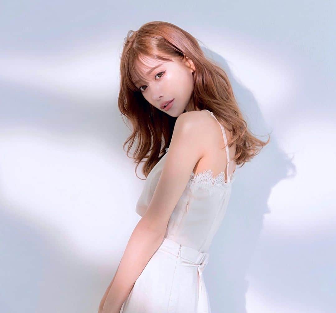 明日花キララのインスタグラム：「YouTube見てくれた皆様ありがとうございます。 まだビビっちゃって自分のチャンネルでYouTubeを始めるかは決まっていませんが、その時は発言に気をつけて楽しいことしていきたいなって思ってます🐣❤︎ 楽しみにしてるよーって応援のメッセージだったり編集やりたいですってたっっくさんのメッセージありがとうございます！！💌 もし始めたときはよろしくお願いします🐰🔥」