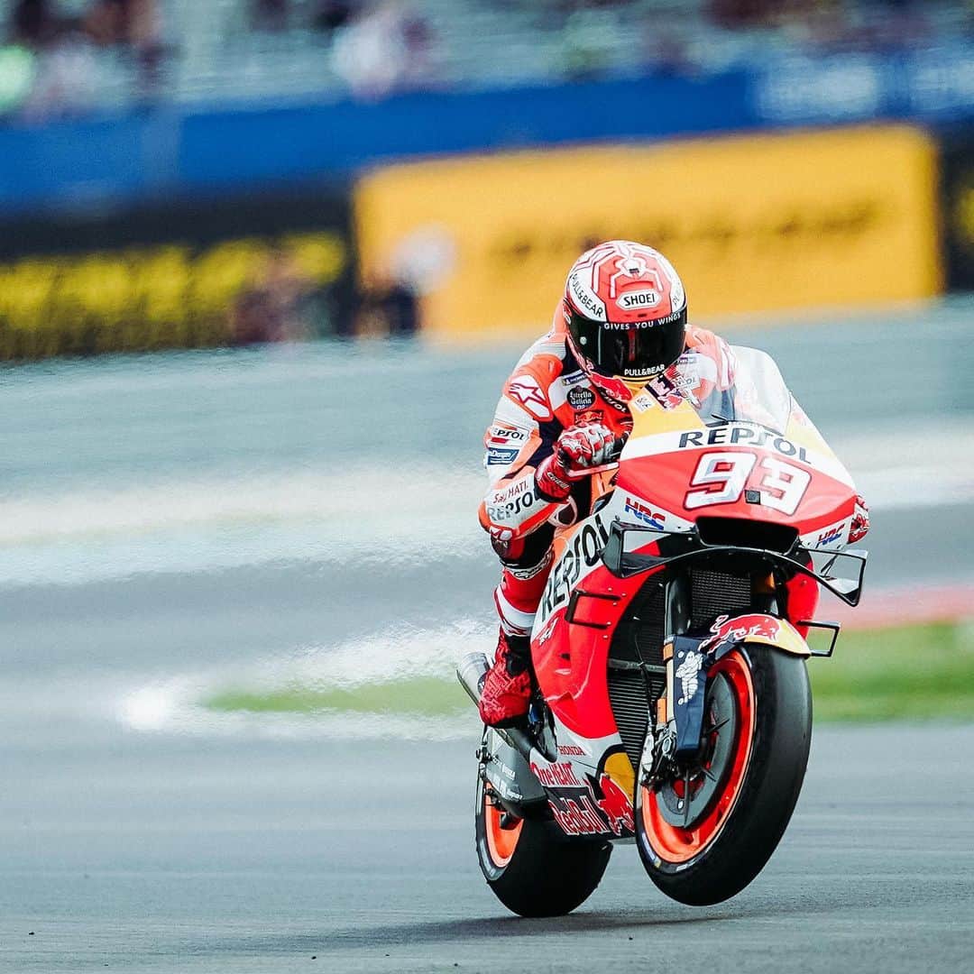 レプソル・ホンダのインスタグラム：「What’s your most memorable #WheelieWednesday? ⠀⠀⠀⠀⠀⠀⠀⠀⠀ #MotoGP #Repsol #Honda #Racing #RepsolHonda #HRC #RC213V #MM93 #MarcMarquez #ThePowerOfDreams #Racing #Motorcycle #Wheelie #Assen #Holland #Netherlands」