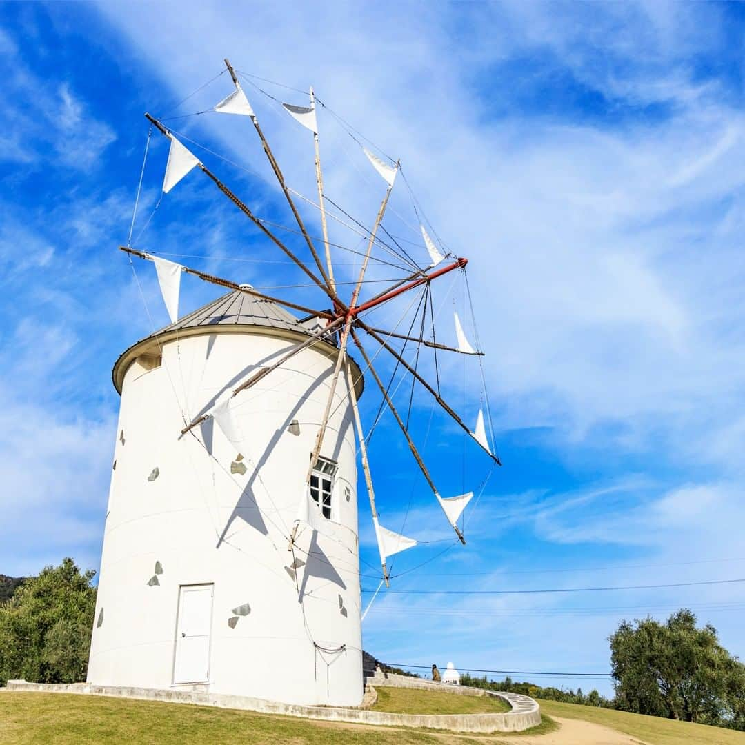 JALさんのインスタグラム写真 - (JALInstagram)「. A Greek windmill stands in view of the Seto Inland Sea at the Shodoshima Olive Park. #PicturePerfectMay  白いギリシャ風車と青い瀬戸内海が一望できる道の駅 #オリーブ公園 🌿 . . Post your memories with #FlyJAL #旅を夢見て  #JapanAirlines  #STAYHOME #japan #shodoshima」5月13日 17時30分 - japanairlines_jal