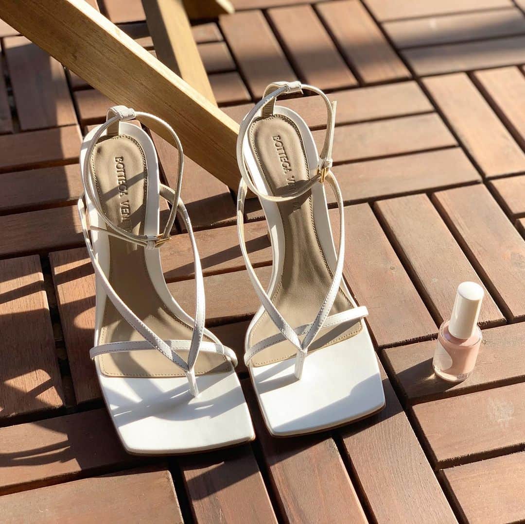 亀恭子のインスタグラム：「外出自粛しているうちに、 すっかり暑くなってきましたね . . . 夏に向けて、ポチッとお買い物❤︎ . . ただ最近、スニーカーかペタンコサンダルしか履いてない私… いつ履けるのやら… . . 靴の物撮りをしていたら、 自作のアイスを入れ込んでこようとする長男… . . #shoes #bottegaveneta #newone #love #ペディキュア塗りたい けど #爪ぼろぼろ 😂」
