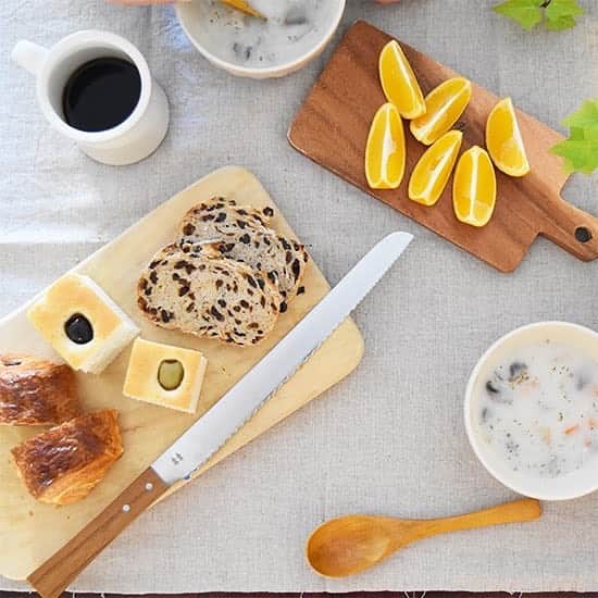 北欧、暮らしの道具店さんのインスタグラム写真 - (北欧、暮らしの道具店Instagram)「パン屑がほとんど出ない、優秀な「パン切りナイフ」が本日入荷です！ . - - - - - - - - - - - - 細かさの異なる「2種類の波刃」のおかげで、 フランスパンのような固いパンと 食パンのような柔らかいパン、 どちらも綺麗に切ることができる morinokiのパン切りナイフ。 . 実際にスタッフが使ってみると、 こんなにも軽くキレイな断面に 切れるんだー！と驚くばかり。  カンパーニュでも パンオショコラのような 幾重にも層になっているものも、 とってもキレイに切れます。  キッチンだけでなく、 食卓でも使いたくなる 可愛い佇まいも魅力ですよ〜◎ . - - - - - - - - - - - - morinoki/パン切りナイフ . ▶︎ プロフィールのリンクから、お値段・サイズなど詳しい情報をご覧いただけます。→@hokuoh_kurashi . #kitchen#kitchendesign#kitchenware#morimori#bread#breadknife#パン#パン切りナイフ#キッチン雑貨#テーブル雑貨#朝ごはん#朝ごパン#シンプル#シンプルライフ#シンプルデザイン#暮らしを楽しむ#日々の暮らし#北欧#暮らし#北欧暮らしの道具店」5月13日 17時44分 - hokuoh_kurashi