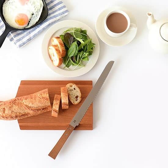 北欧、暮らしの道具店さんのインスタグラム写真 - (北欧、暮らしの道具店Instagram)「パン屑がほとんど出ない、優秀な「パン切りナイフ」が本日入荷です！ . - - - - - - - - - - - - 細かさの異なる「2種類の波刃」のおかげで、 フランスパンのような固いパンと 食パンのような柔らかいパン、 どちらも綺麗に切ることができる morinokiのパン切りナイフ。 . 実際にスタッフが使ってみると、 こんなにも軽くキレイな断面に 切れるんだー！と驚くばかり。  カンパーニュでも パンオショコラのような 幾重にも層になっているものも、 とってもキレイに切れます。  キッチンだけでなく、 食卓でも使いたくなる 可愛い佇まいも魅力ですよ〜◎ . - - - - - - - - - - - - morinoki/パン切りナイフ . ▶︎ プロフィールのリンクから、お値段・サイズなど詳しい情報をご覧いただけます。→@hokuoh_kurashi . #kitchen#kitchendesign#kitchenware#morimori#bread#breadknife#パン#パン切りナイフ#キッチン雑貨#テーブル雑貨#朝ごはん#朝ごパン#シンプル#シンプルライフ#シンプルデザイン#暮らしを楽しむ#日々の暮らし#北欧#暮らし#北欧暮らしの道具店」5月13日 17時44分 - hokuoh_kurashi
