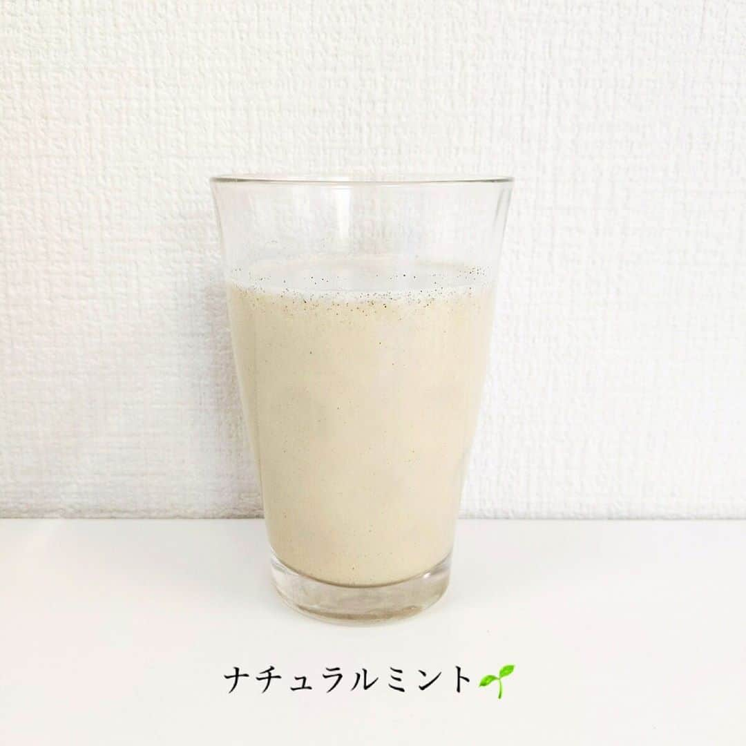 X-PLOSIONさんのインスタグラム写真 - (X-PLOSIONInstagram)「ミント味のプロテイン🌱 ． こんにちは！エクスプロージョンです！ ． ホエイプロテイン「ナチュラルミント味」は 数あるフレーバーの中でも、なかなか手を出しづらい フレーバーかもしれません🤔 ． ． ですが、ミントティーやミルクミントなど 飲み物にミントを入れた商品はたくさんあります🥛🌱 ． ． エクスプロージョンのナチュラルミント味は 甘めのミルクにミント香りがして、スッキリ飲みやすいフレーバーです✨ ． ※溶かすと黒い粒々が入っているので最初は驚きます。 ． ． ミルクチョコ合わせるとチョコミント味にも♪ 混ぜる時はミント：チョコを2:1ぐらいで混ぜるのが おすすめです🍫🌱 ． ． ぜひお試し下さい！ ． いつもいいねやコメント、ストーリーへの掲載ありがとうございます♪ 次の投稿もお楽しみに… ． 味付き 1kg  1,414円〜 プレーン  1kg  1,235円〜 ご購入はこちらから！ → store.x-plosion.jp ． #エクスプロージョン #xplosion  #エクスプロージョンプロテイン #プロテイン #ホエイプロテイン #プロテイン女子 #たんぱく質  #タンパク質 #筋肉 #筋肉女子 #筋トレ #筋トレ女子 #トレーニング #トレーニング女子 #training #workout #プロテインドリンク #プロテイン初心者 #プロテインダイエット #プロテイン生活 #プロテインレシピ #ミルクミント #ミント #ナチュラルミント #チョコミント #チョコミントドリンク #体づくり #減量 #増量 #ホームトレーニング」5月13日 17時40分 - x_plosion_protein