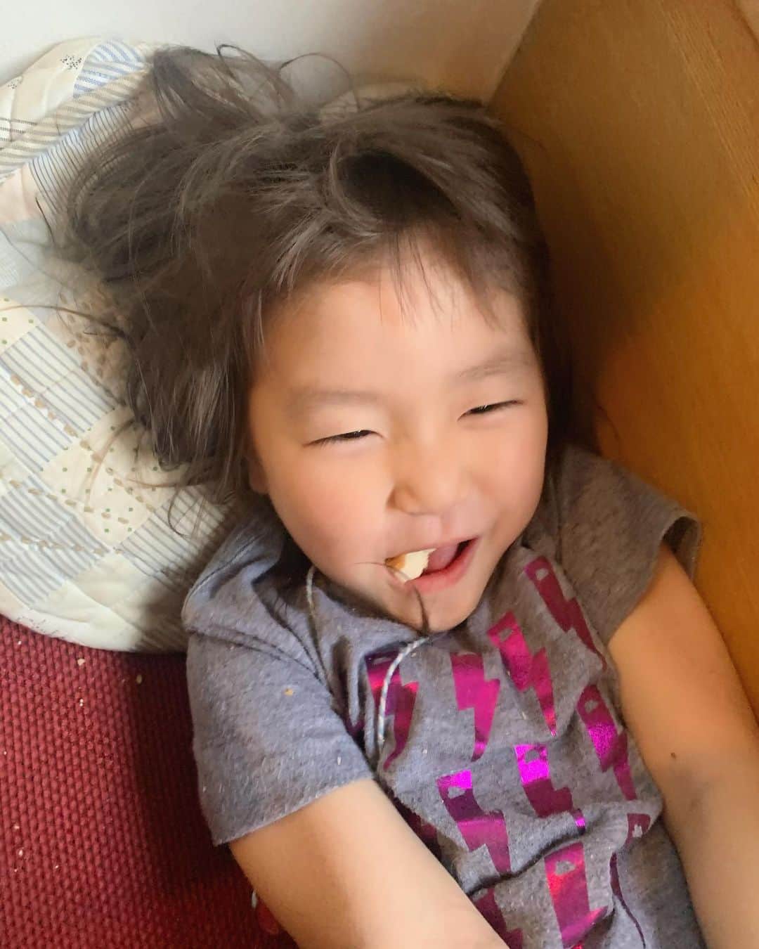 坂本美雨さんのインスタグラム写真 - (坂本美雨Instagram)「パンこぼしまくってますね #今日のなまこちゃん  #4歳9ヶ月」5月13日 17時54分 - miu_sakamoto