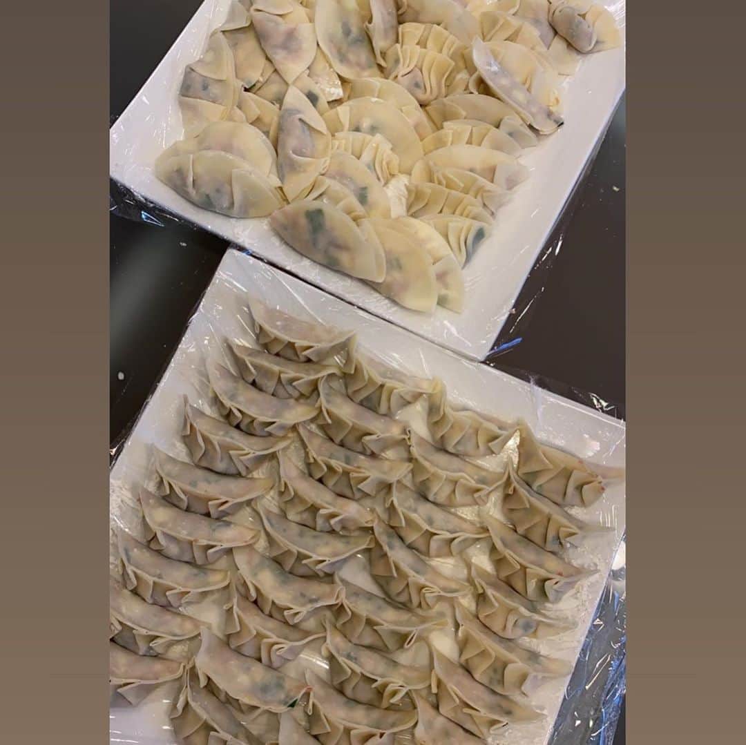 読売テレビアナウンス部さんのインスタグラム写真 - (読売テレビアナウンス部Instagram)「#三浦隆志 アナのおうち時間は 料理！ まずは #カルボナーラうどん 。 おいしそう〜みてるだけで 良い香りが伝わってきます😭🙏 . 簡単に作れるみたいなので わたしも試してみようかな！ by澤口 . そして、家族で餃子作りも！ わいわい楽しそう🙋‍♀️✨ . おなかすいたーーーーーー！ みなさんももうすぐ晩御飯タイムですか？ .  #おうち時間 #うちで過ごそう  #手作りごはん #自炊 #うちごはん #関西 #大阪 #兵庫 #京都 #滋賀  #奈良 #和歌山 #おうち」5月13日 17時53分 - ytvana_official