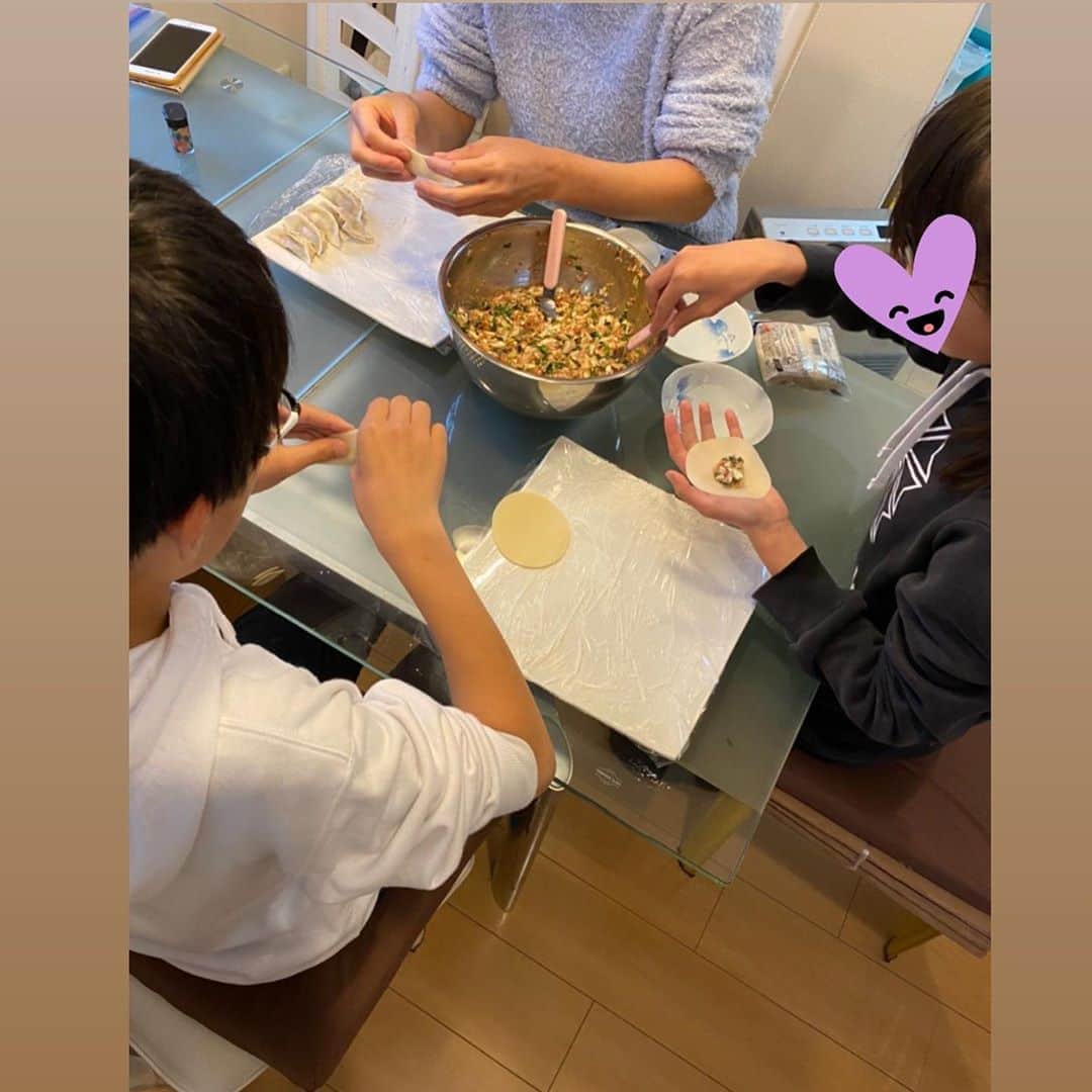 読売テレビアナウンス部さんのインスタグラム写真 - (読売テレビアナウンス部Instagram)「#三浦隆志 アナのおうち時間は 料理！ まずは #カルボナーラうどん 。 おいしそう〜みてるだけで 良い香りが伝わってきます😭🙏 . 簡単に作れるみたいなので わたしも試してみようかな！ by澤口 . そして、家族で餃子作りも！ わいわい楽しそう🙋‍♀️✨ . おなかすいたーーーーーー！ みなさんももうすぐ晩御飯タイムですか？ .  #おうち時間 #うちで過ごそう  #手作りごはん #自炊 #うちごはん #関西 #大阪 #兵庫 #京都 #滋賀  #奈良 #和歌山 #おうち」5月13日 17時53分 - ytvana_official