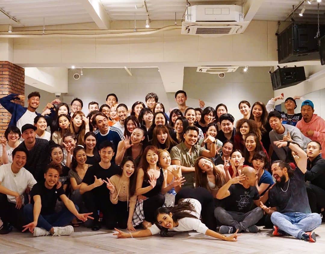 ユリサのインスタグラム：「ちょうど1年前、私の初めてのbachataワークショップ💓 あの時は日本で他の仕事もあってバタバタでゆっくりポスト出来なかったから、今更だけど来てくれた皆様、ホントにありがとう🥰 全くやった事ない人も勇気を出して参加してくれたり、カップルで参加してくれたり、経験者の方もいて心強かったり、思い出に残る1日でした🌼 ペアダンスなのに応募が女の子ばっかりだったんだよね！女子は100人を超えちゃって沢山お断りしなきゃいけなくなったのに対して男子は10人もいなかった😂(どんだけ男性人気ないの、私😨笑)ペアがいない時間もあったのに、楽しく参加してくれた皆に大感謝でした❤ 先生してくれたエリックは皆のおかげですっかり日本が大好きになって、しょっちゅう「次いつにする？」ってメールしてくるよ😁🌈 またやったら来てくれますかーっ？💃🕺💖 コロナが収束したら、絶対やりたいなーぁ🌟希望、楽しみがあれば、外出禁止もへっちゃらだな🌞 (5.6枚目の写真は、ワークショップの前にtokyo touchの皆さんと👯世界中に支部があるチームの、3都市が集まったよー♡の写真🌍🌟) #love」