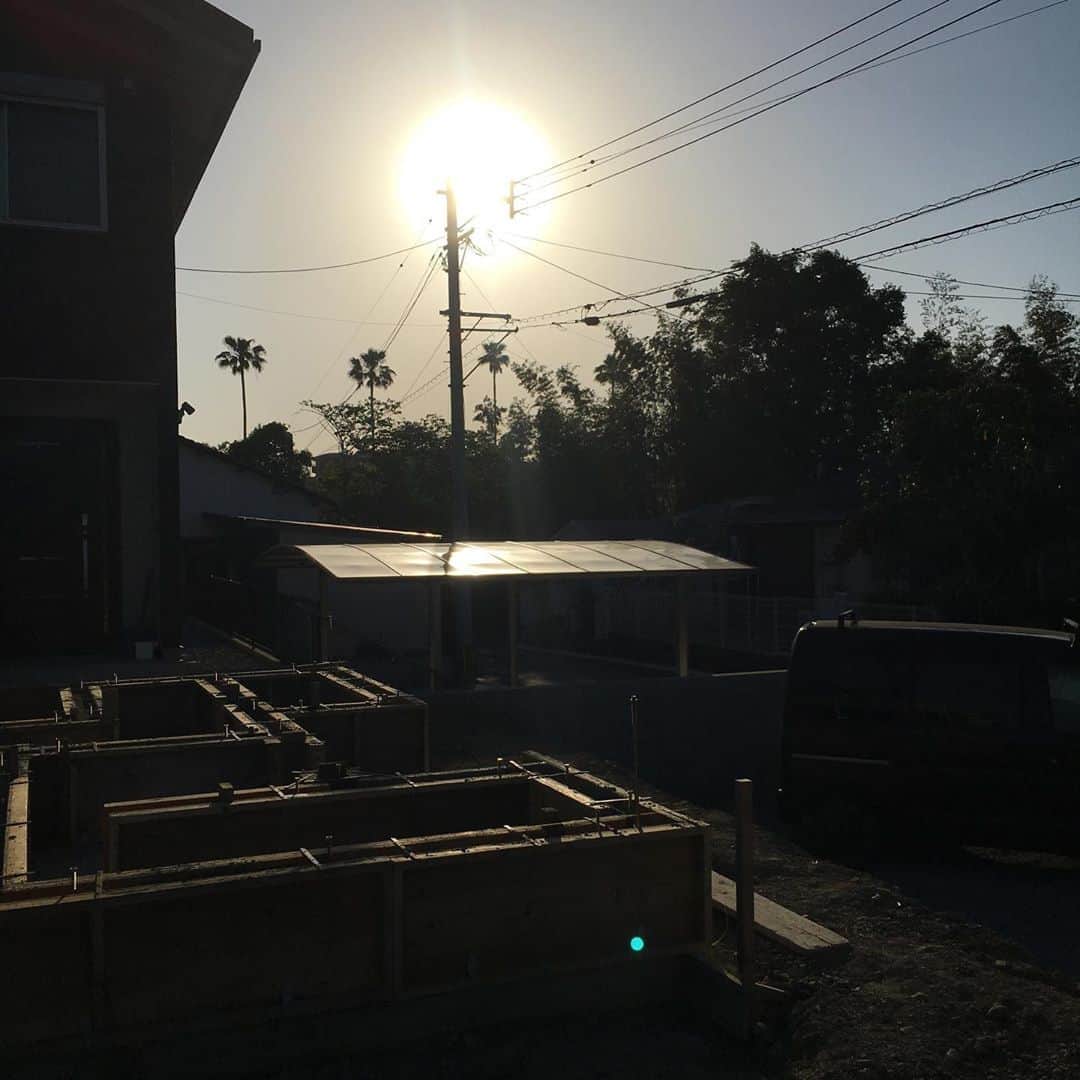 日大建築のインスタグラム：「宮崎市月見ヶ丘、基礎工事着工👷‍♂️ 夕陽がなんか心地よい🌞 #日大建築#カリフォルニアスタイル #サーファーズハウス新築#注文住宅#宮崎市#モダン#オシャレ#ビーチ#海#surf #ハワイ#アメリカン#大工#建築#設計#ウッドスタイル#中古住宅#リフォーム#リノベーション#カバードポーチ#ウッドデッキ#ヘリンボーン#マイホーム」