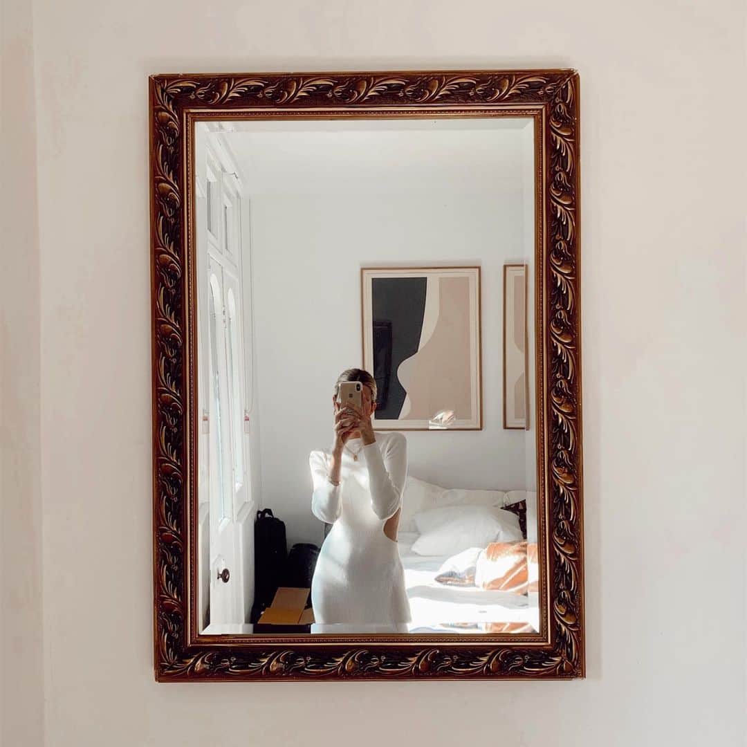 カルメン・ハミルトンのインスタグラム：「Good dress, messy room.」
