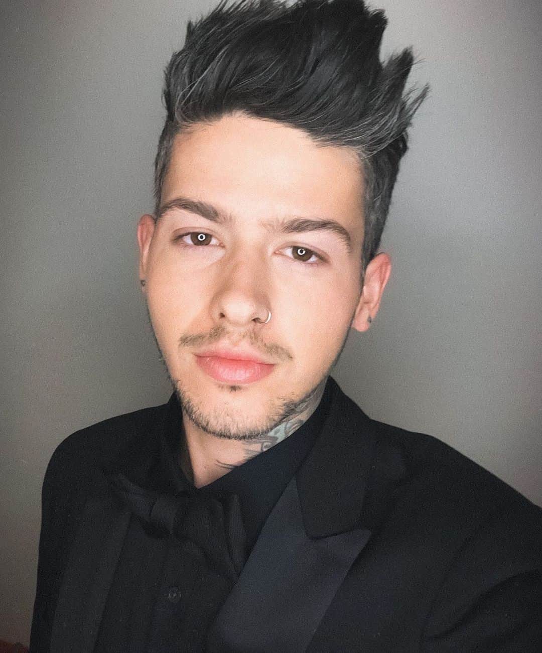 T・ミルズのインスタグラム：「All dressed up... for a zoom dinner. (Welcome to 2020)」