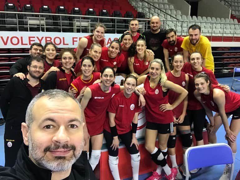 ギュルデニズ・オナルのインスタグラム：「Onca yaşanmışlığın,büyük bir aile oluşumuzun ardından maalesef birbirimize veda dahi edemeden sezonu bitirmiş bulunmaktayız.Hepimizin yolu açık olsun🙏🏼 Sıkı sıkı sarıldığımız sağlıklı günlerde tekrar buluşmak üzere💛❤️」